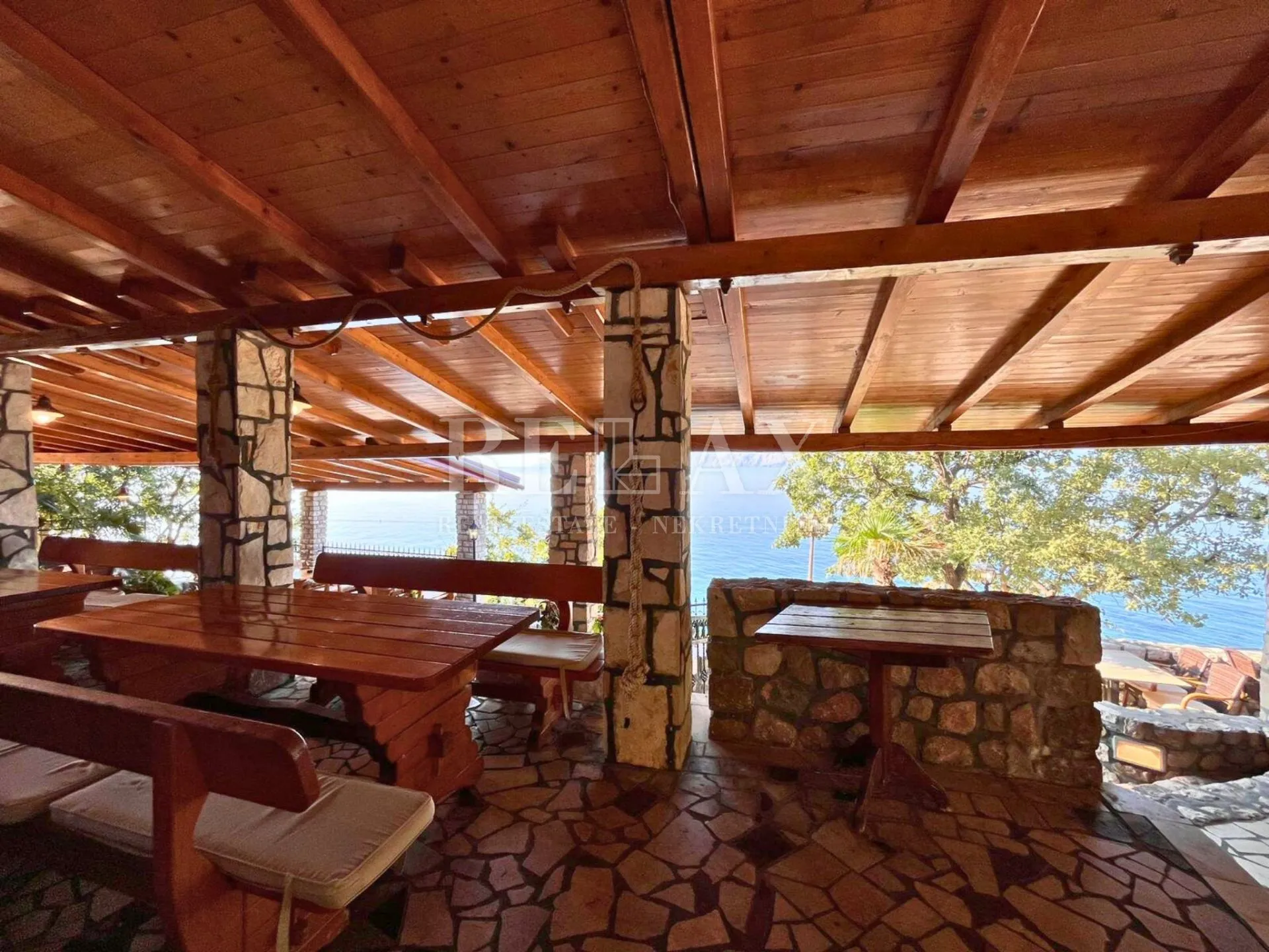 novi vinodolski - restoran u prvom redu do mora - slika 18