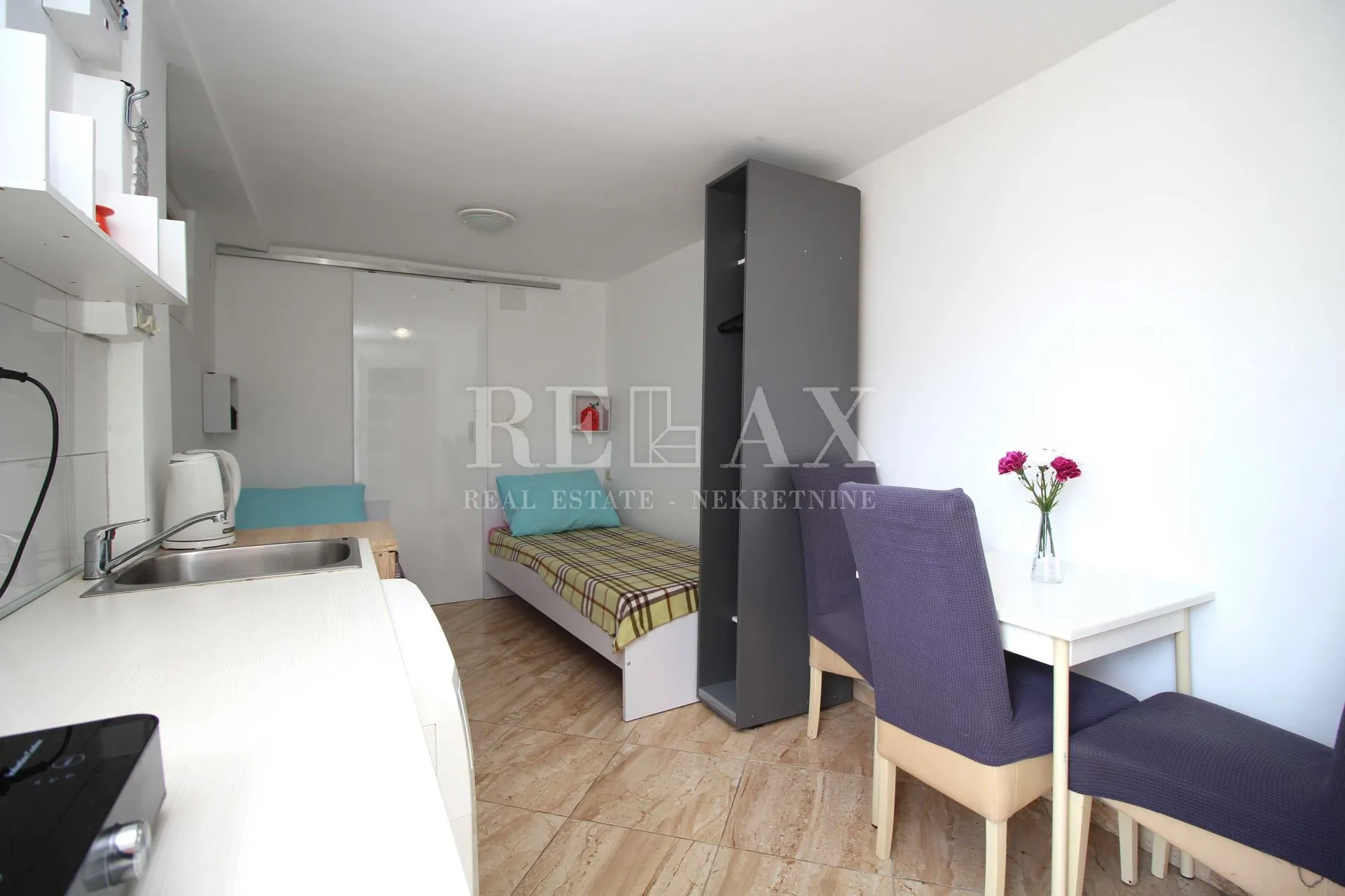 crikvenica - etaža sa tri apartmana u centru grada - slika 17