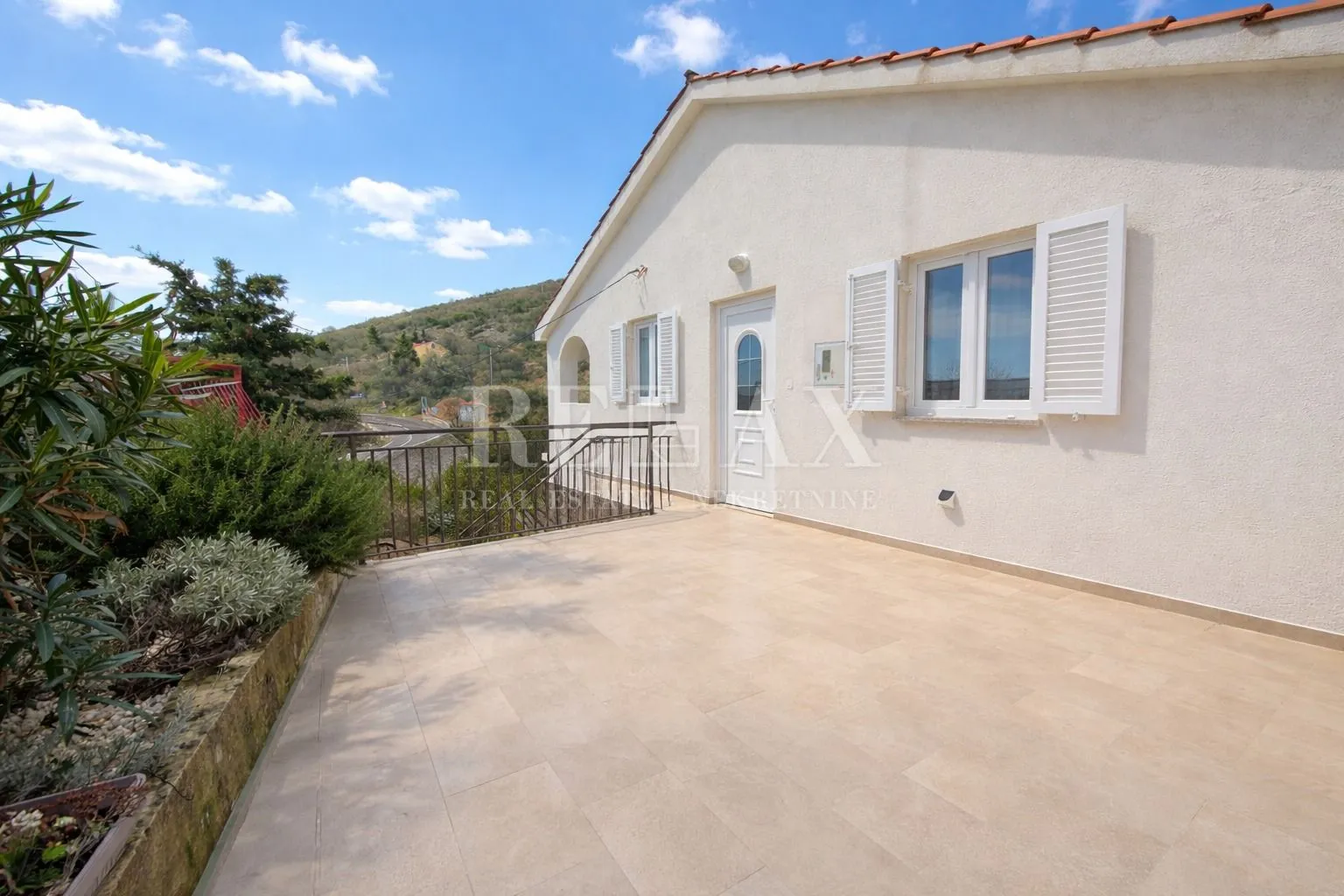 Senj, Bunica - stan s garažom i terasom u blizini mora