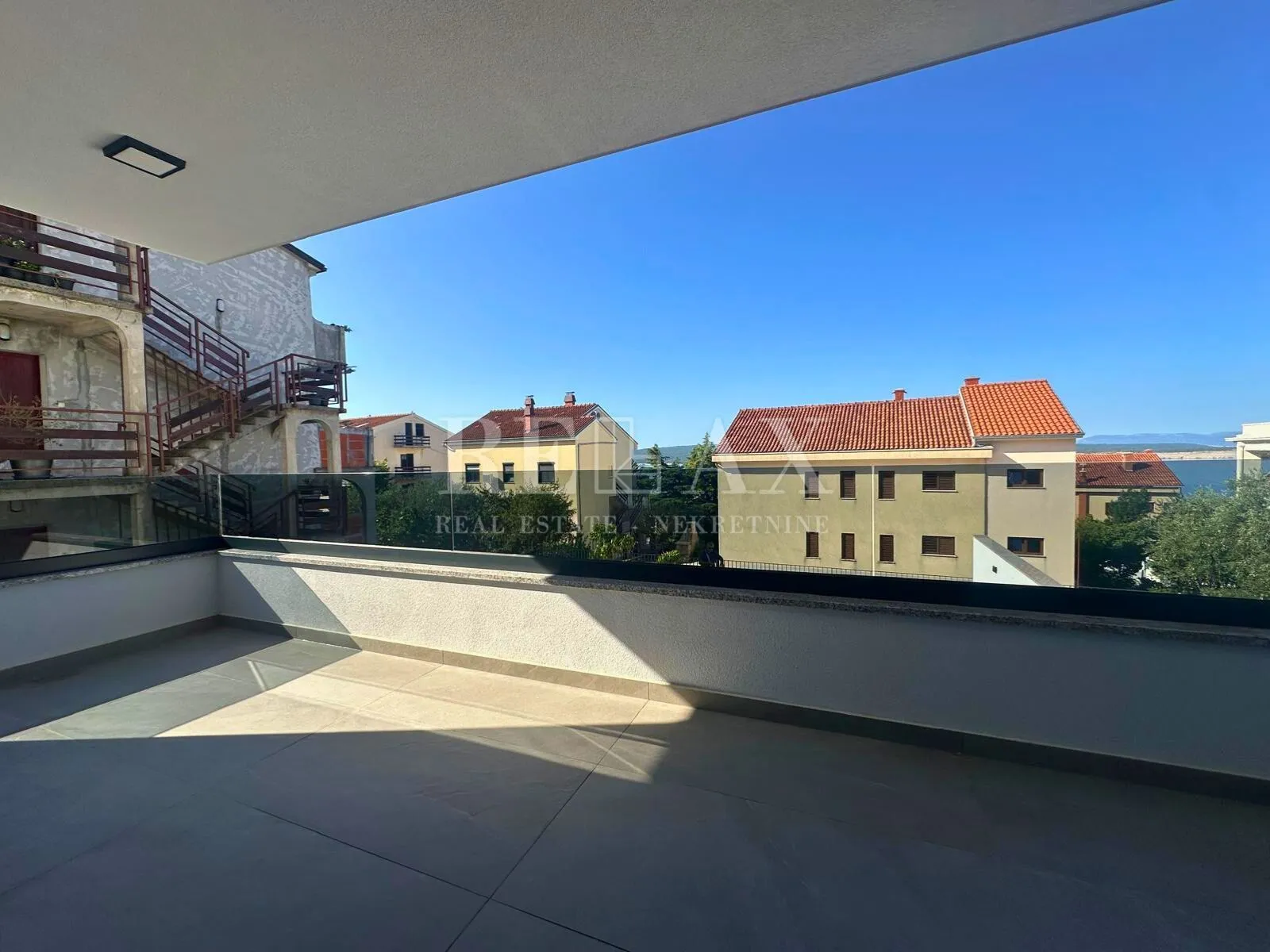 dramalj - novogradnja, dvoetažni stan s bazenom - slika 15