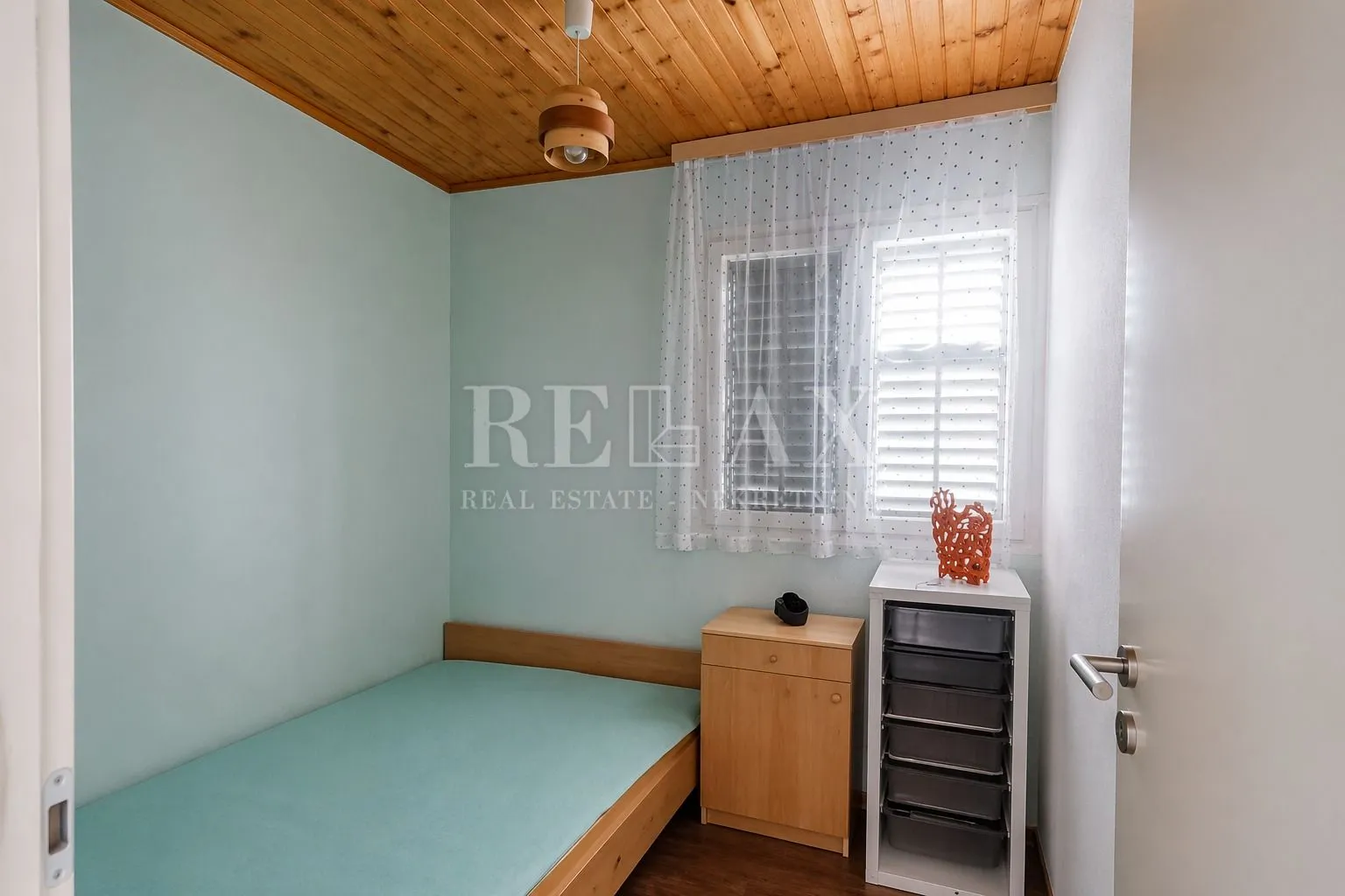 otočac, sinac - vikendica s velikom okućnicom - slika 10