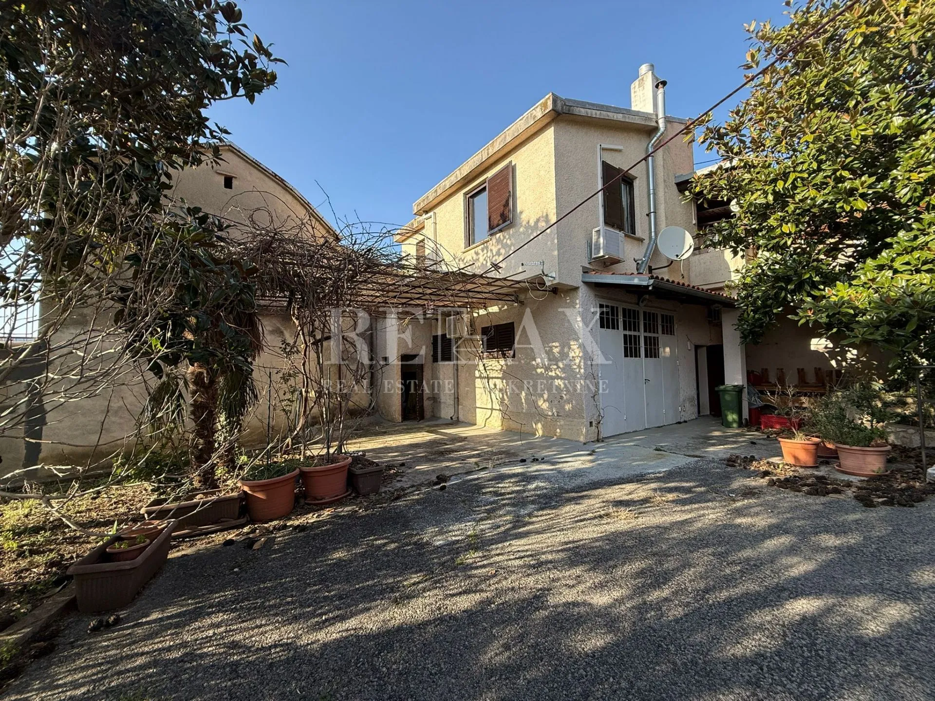 bribir - kuća s dva odvojena stana i vrtom - slika 19