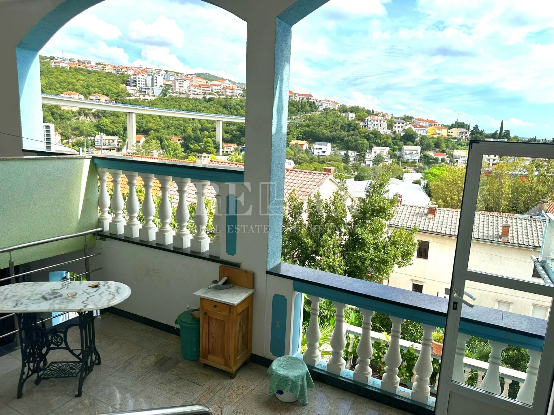 crikvenica- kuća u širem centru sa 7 apartmana - slika 21