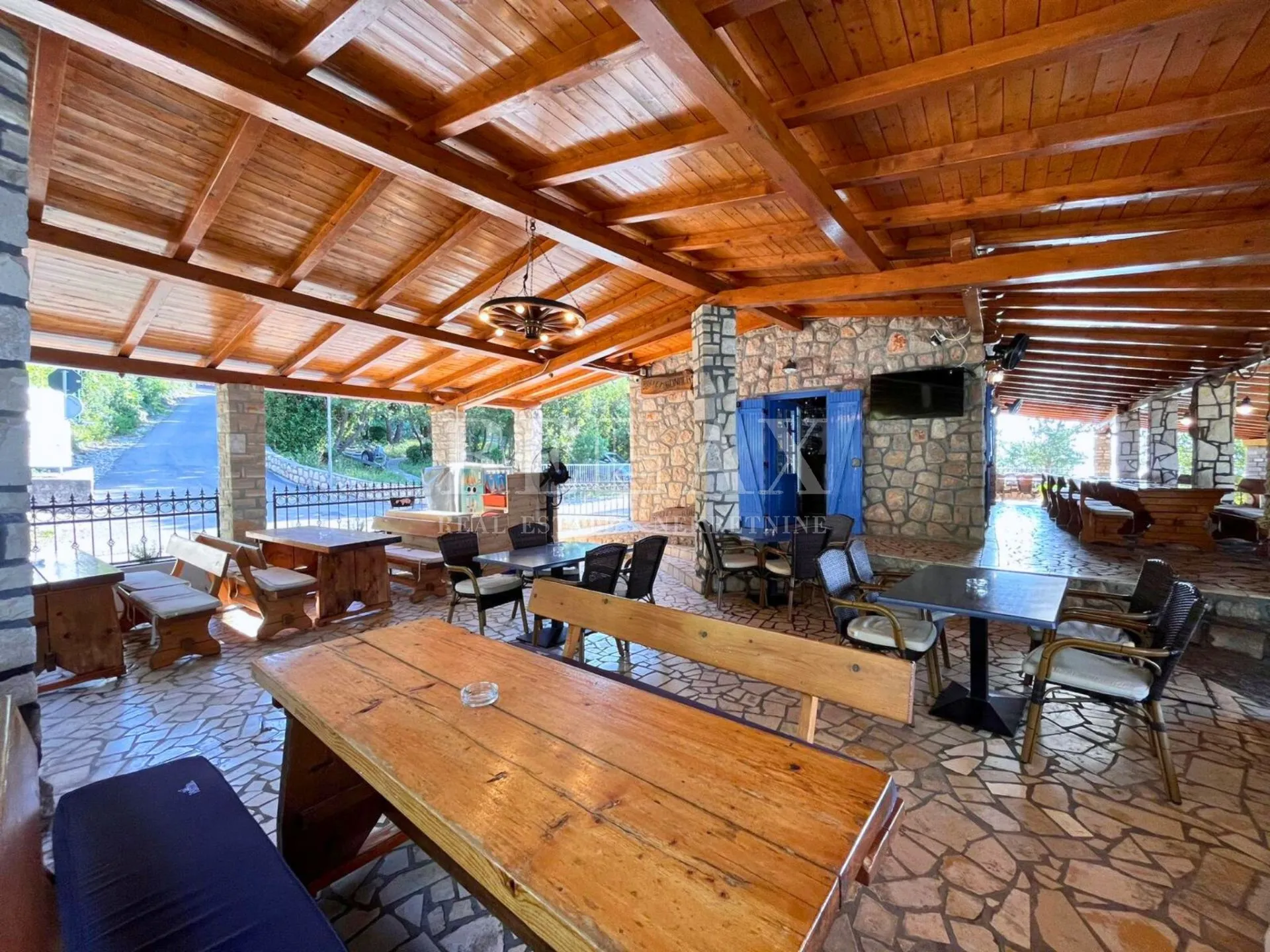 novi vinodolski - restoran u prvom redu do mora - slika 21