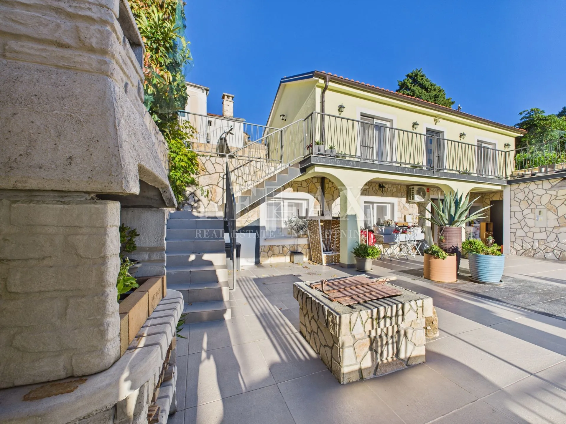 Bribir - kuća s bazenom i tri apartmana - Bribir, Vinodolska općina