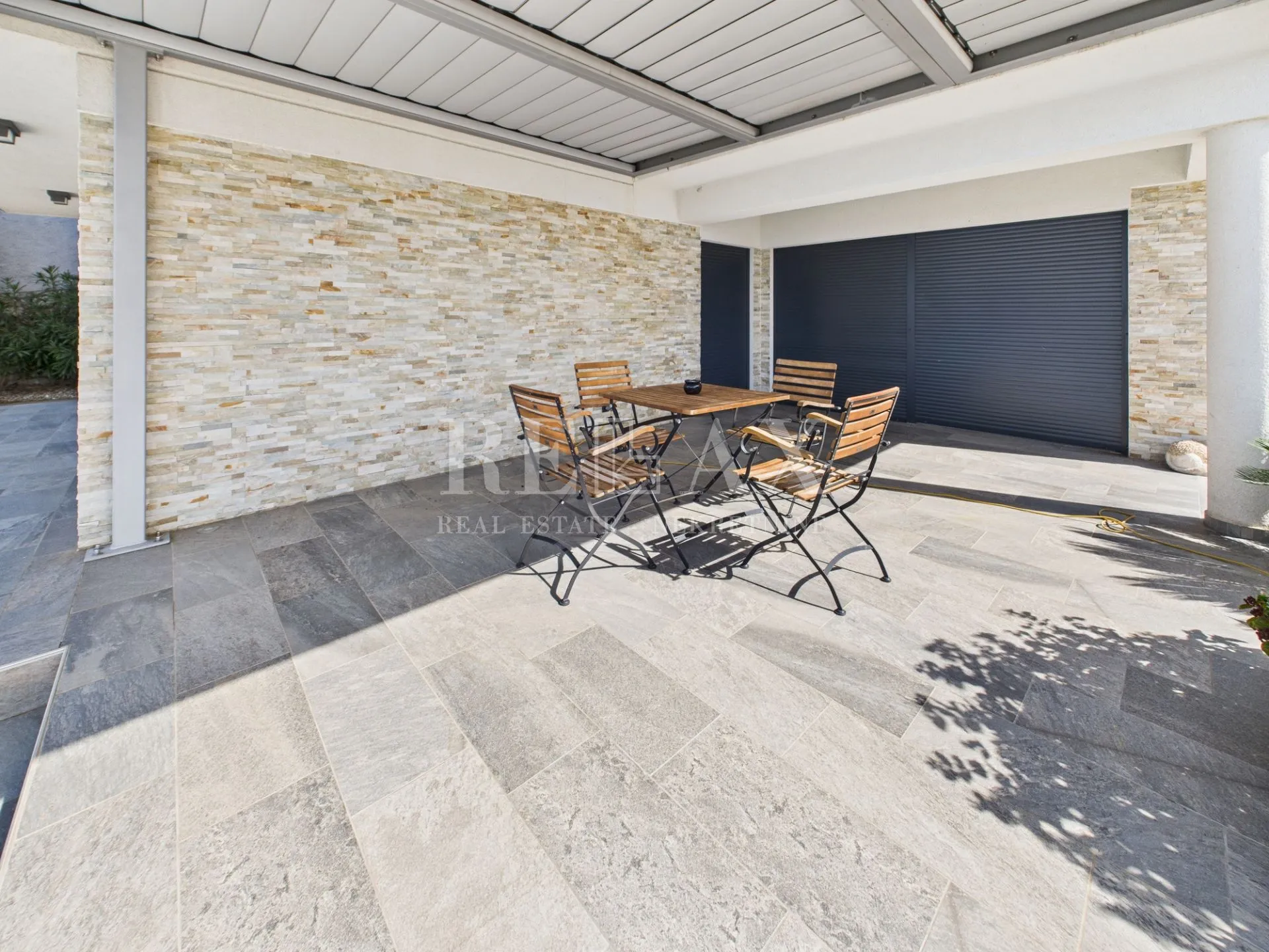 klenovica - moderna vila s bazenom - slika 8
