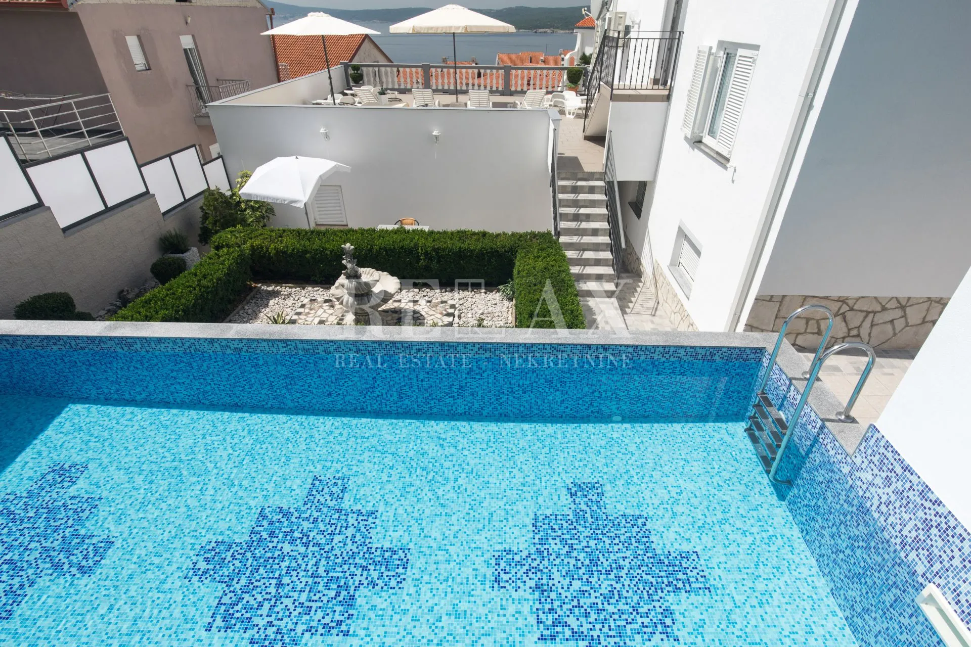crikvenica - kuća sa 6 stanova, bazen - slika 55