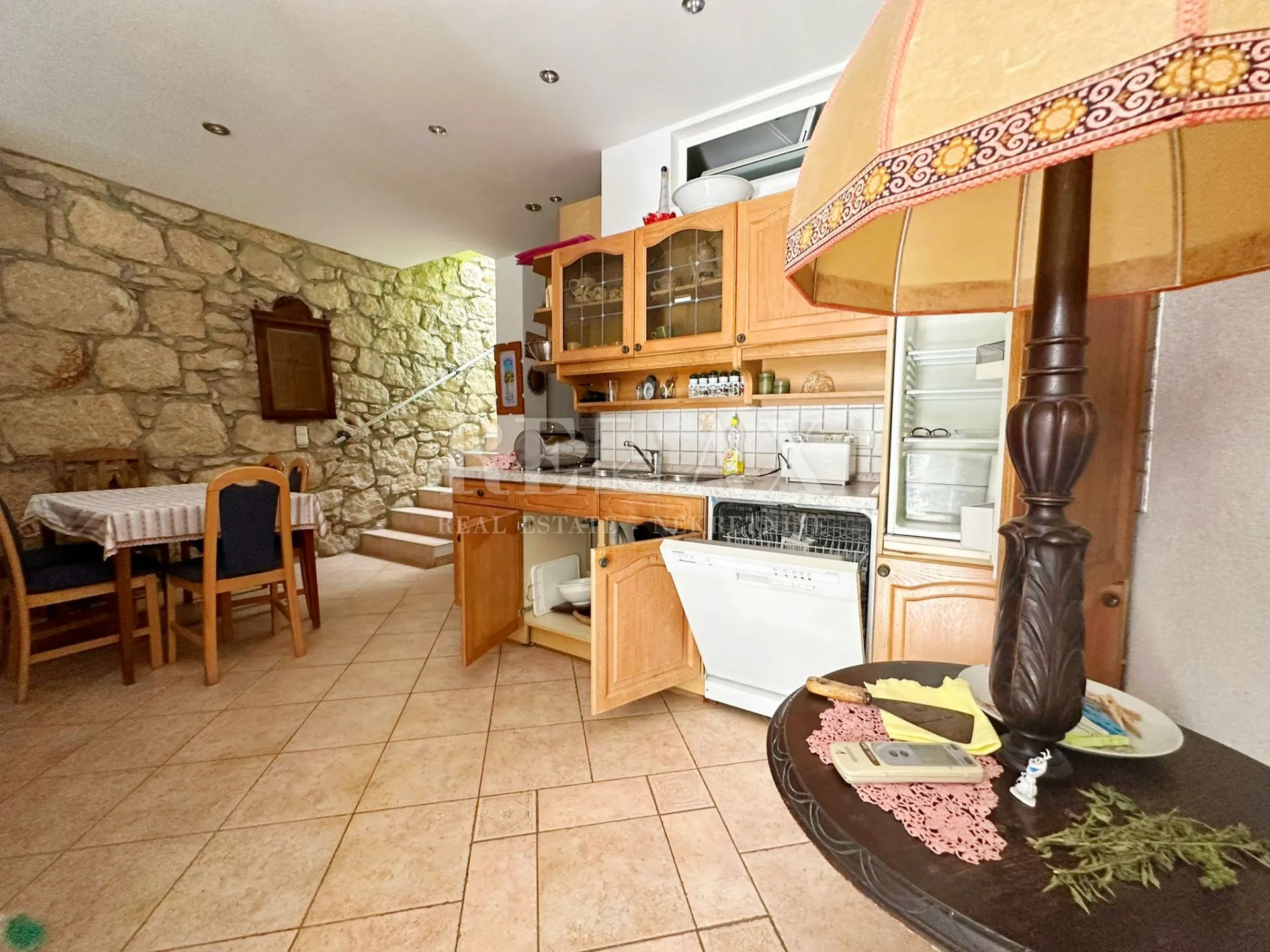 crikvenica- kuća u širem centru sa 7 apartmana - slika 17