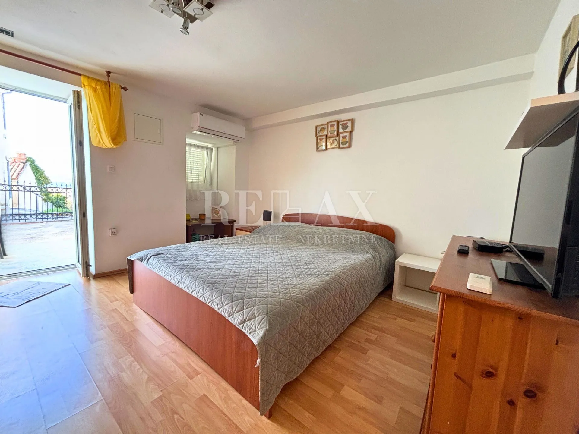jadranovo - samostojeća kuća s 3 apartmana - slika 10
