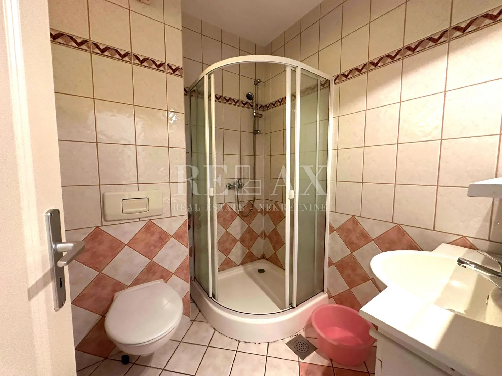 crikvenica- kuća u širem centru sa 7 apartmana - slika 43