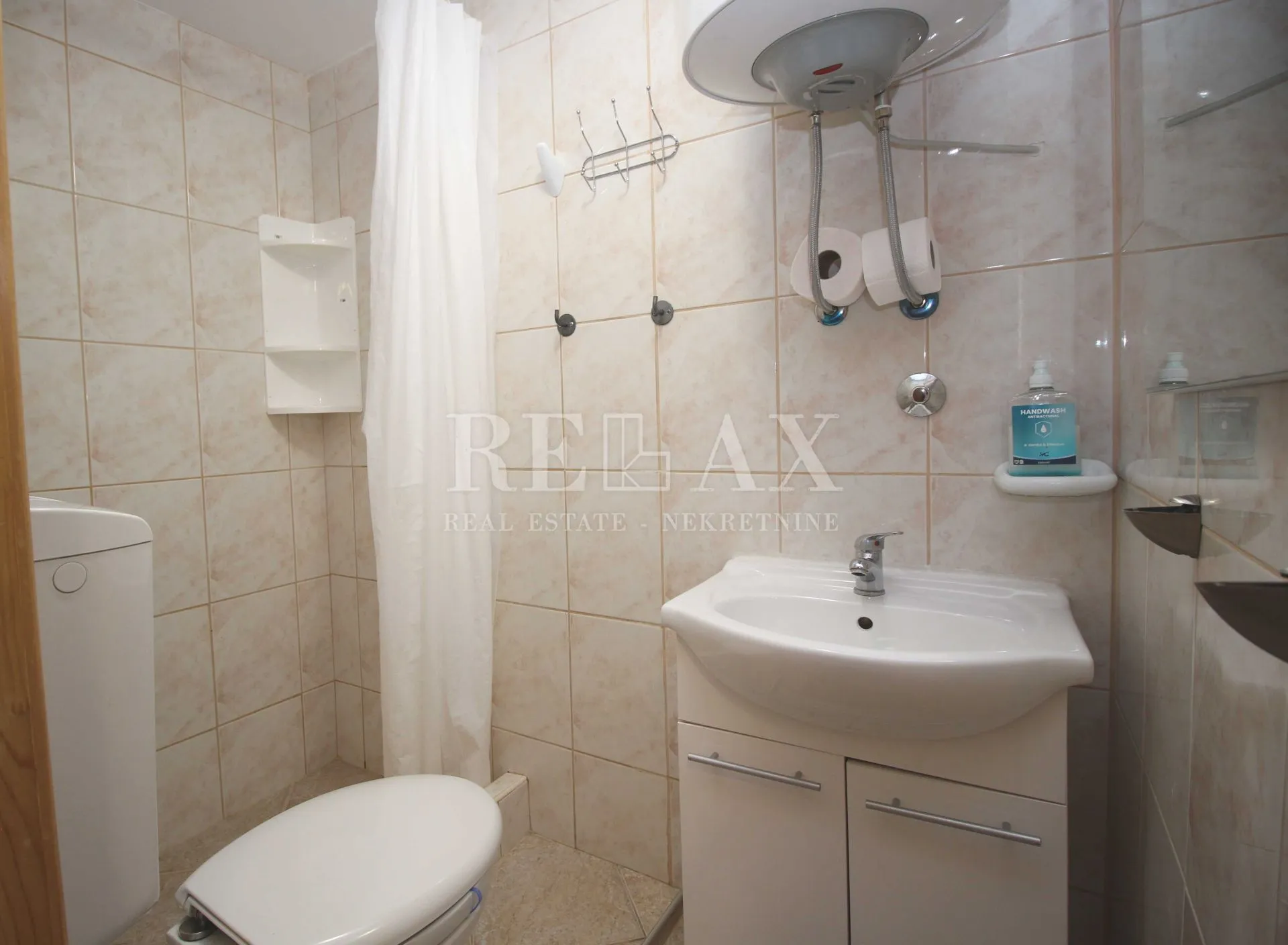 crikvenica - etaža sa tri apartmana u centru grada - slika 7