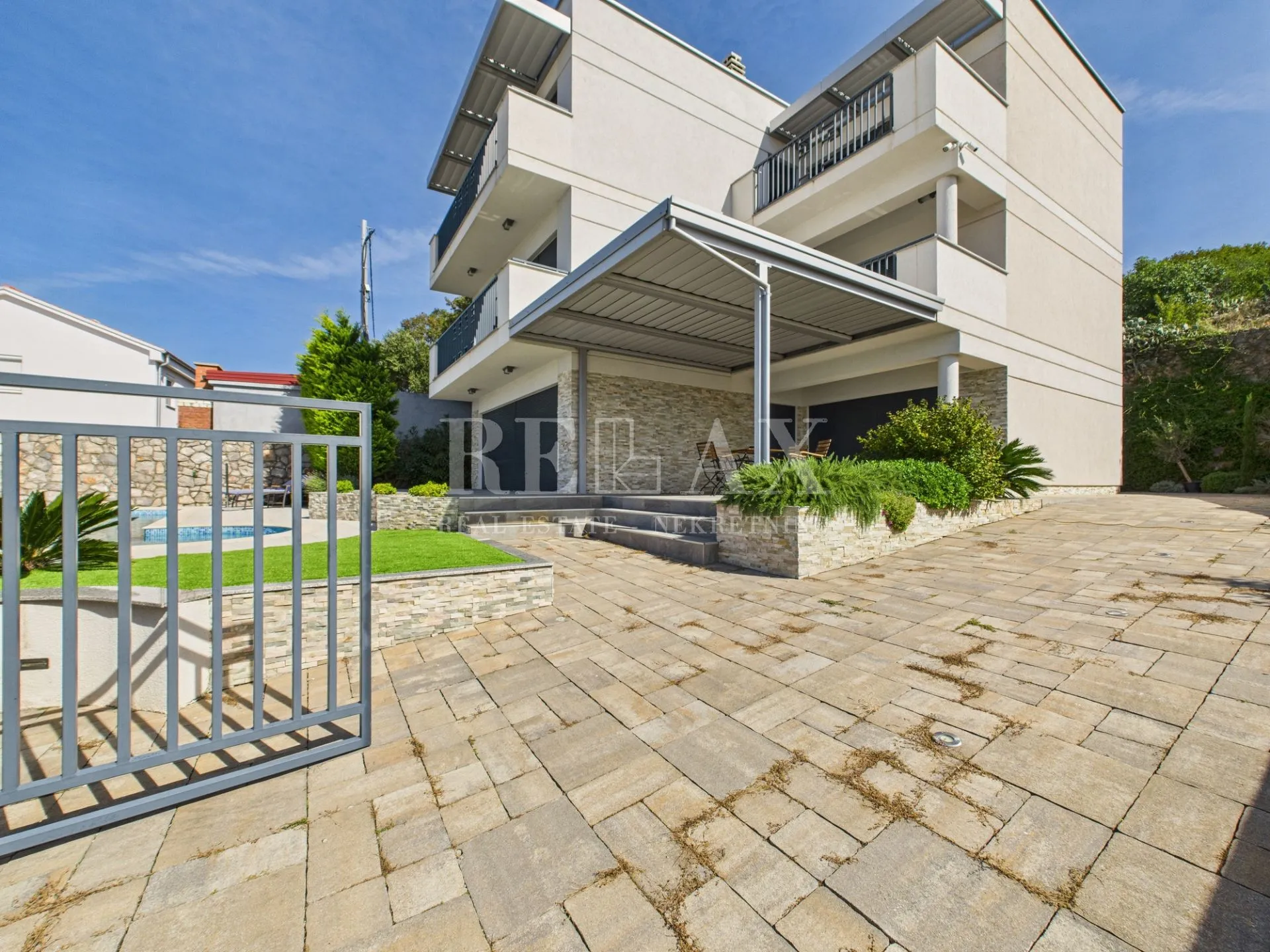 klenovica - moderna vila s bazenom - slika 3