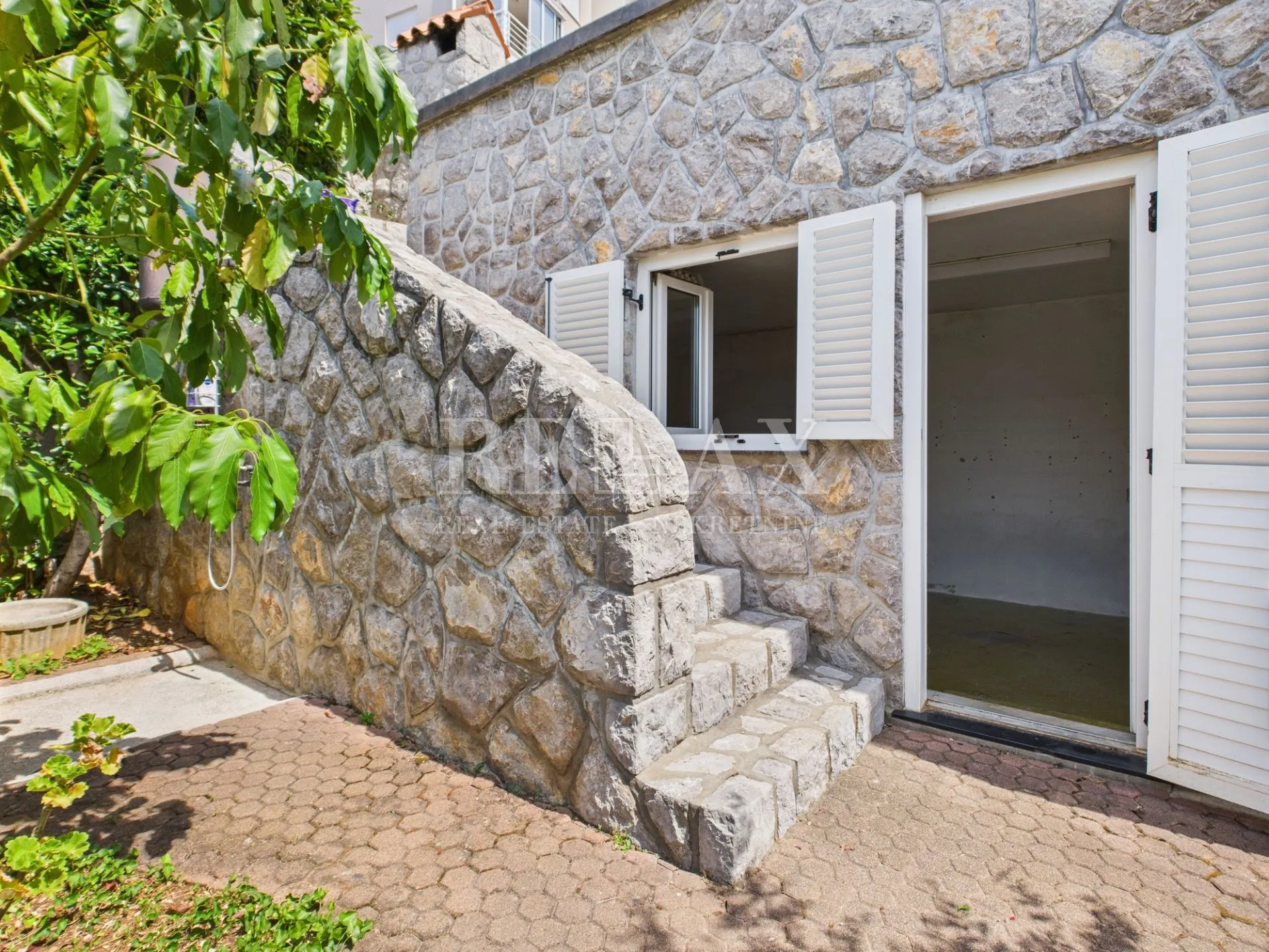 crikvenica - prostrana kuća s uređenom okućnicom - slika 36