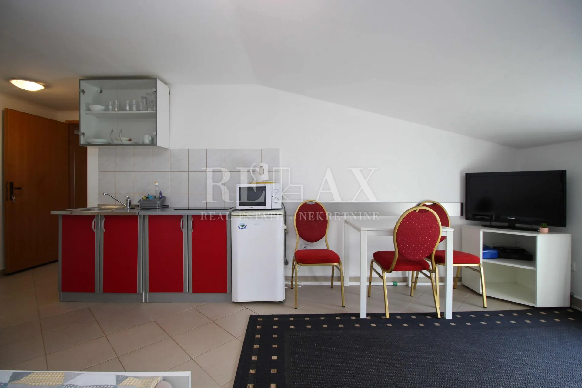 crikvenica - etaža sa tri apartmana u centru grada - slika 11