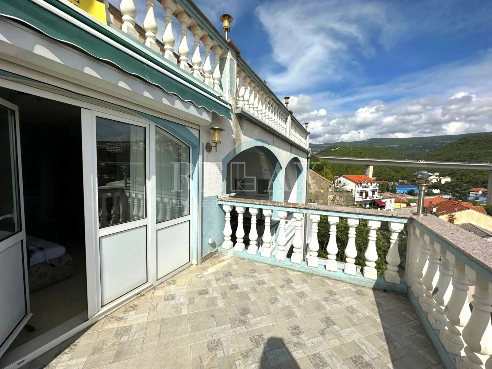 crikvenica- kuća u širem centru sa 7 apartmana - slika 12