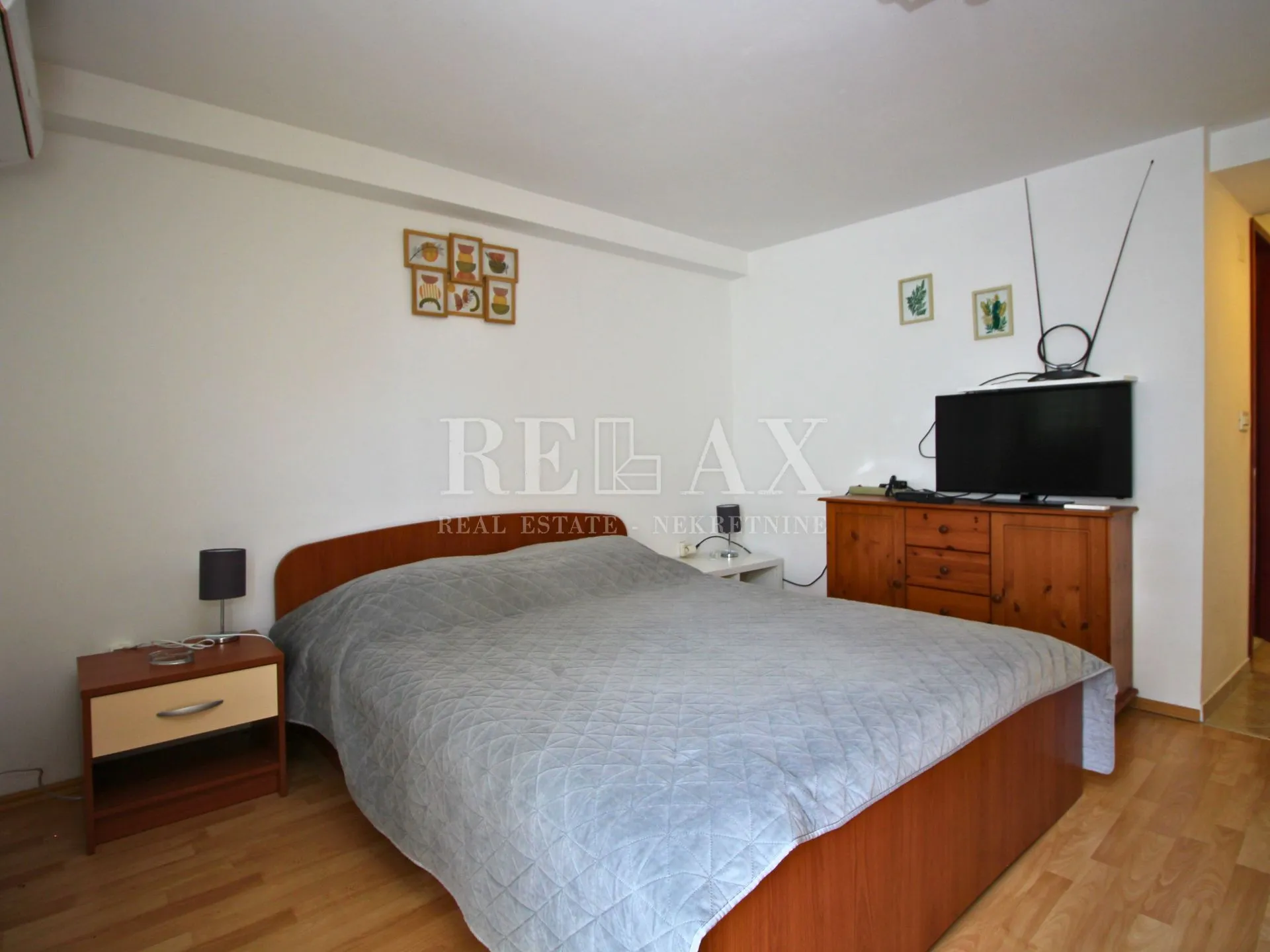 jadranovo - samostojeća kuća s 3 apartmana - slika 9