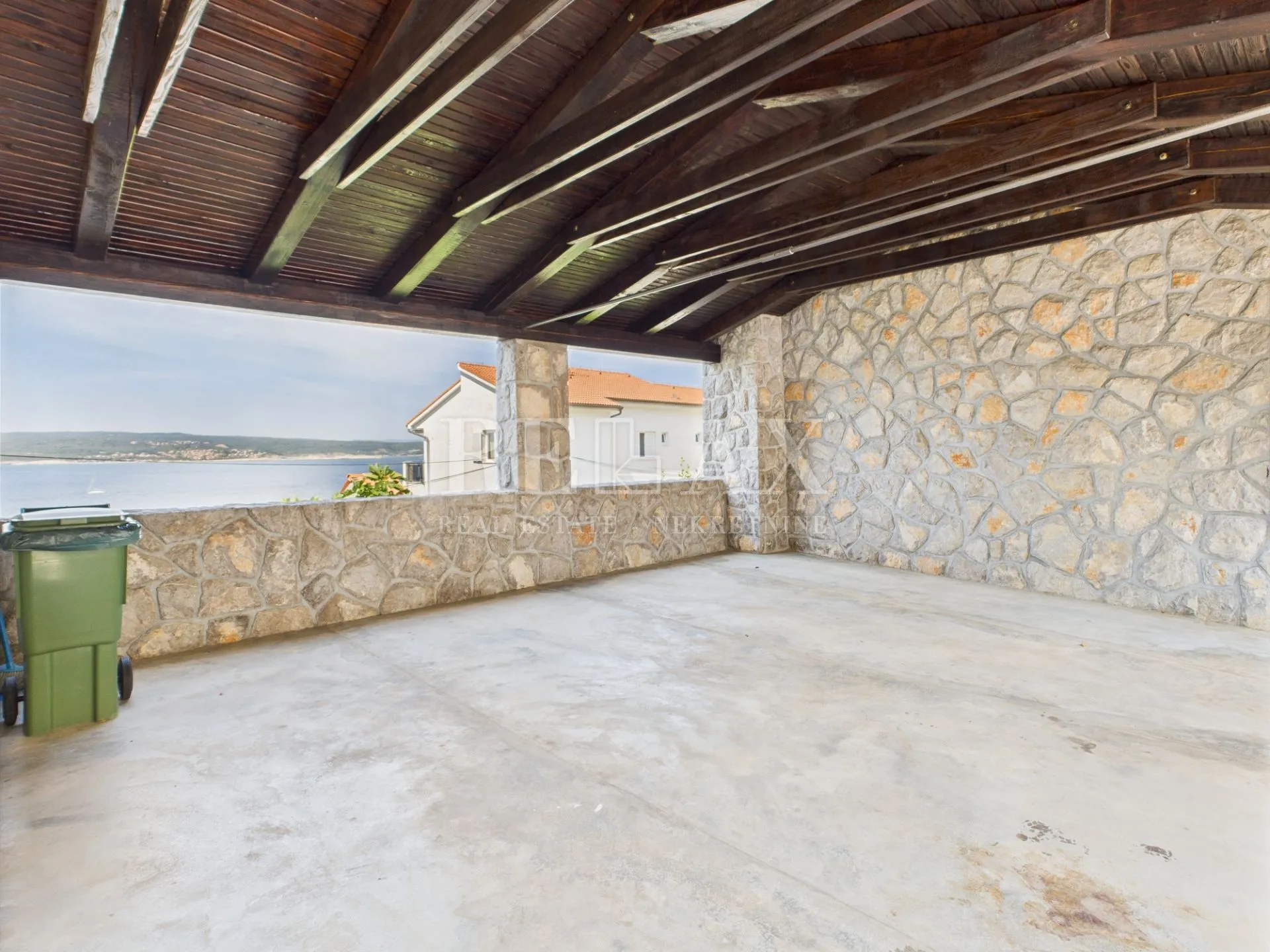 crikvenica - prostrana kuća s uređenom okućnicom - slika 13