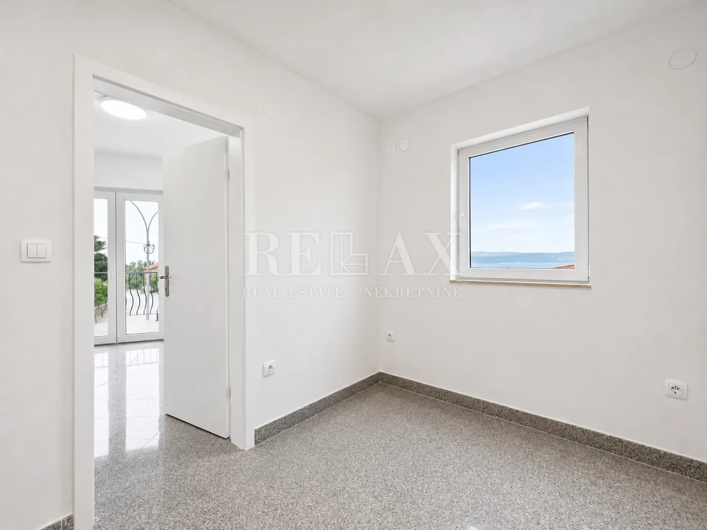 crikvenica - adaptirani stan s lođom - slika 8
