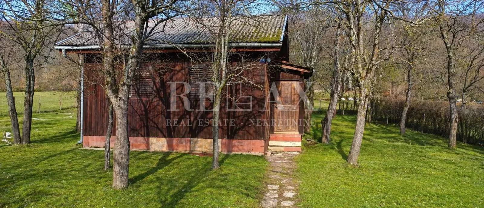otočac, sinac - vikendica s velikom okućnicom - slika 4