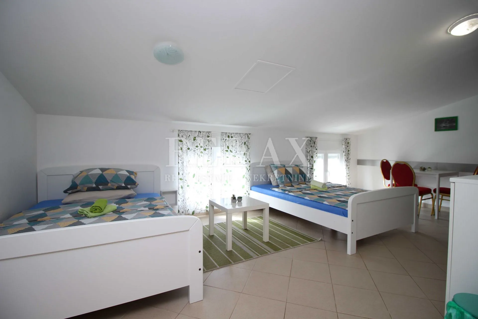 crikvenica - etaža sa tri apartmana u centru grada - slika 6