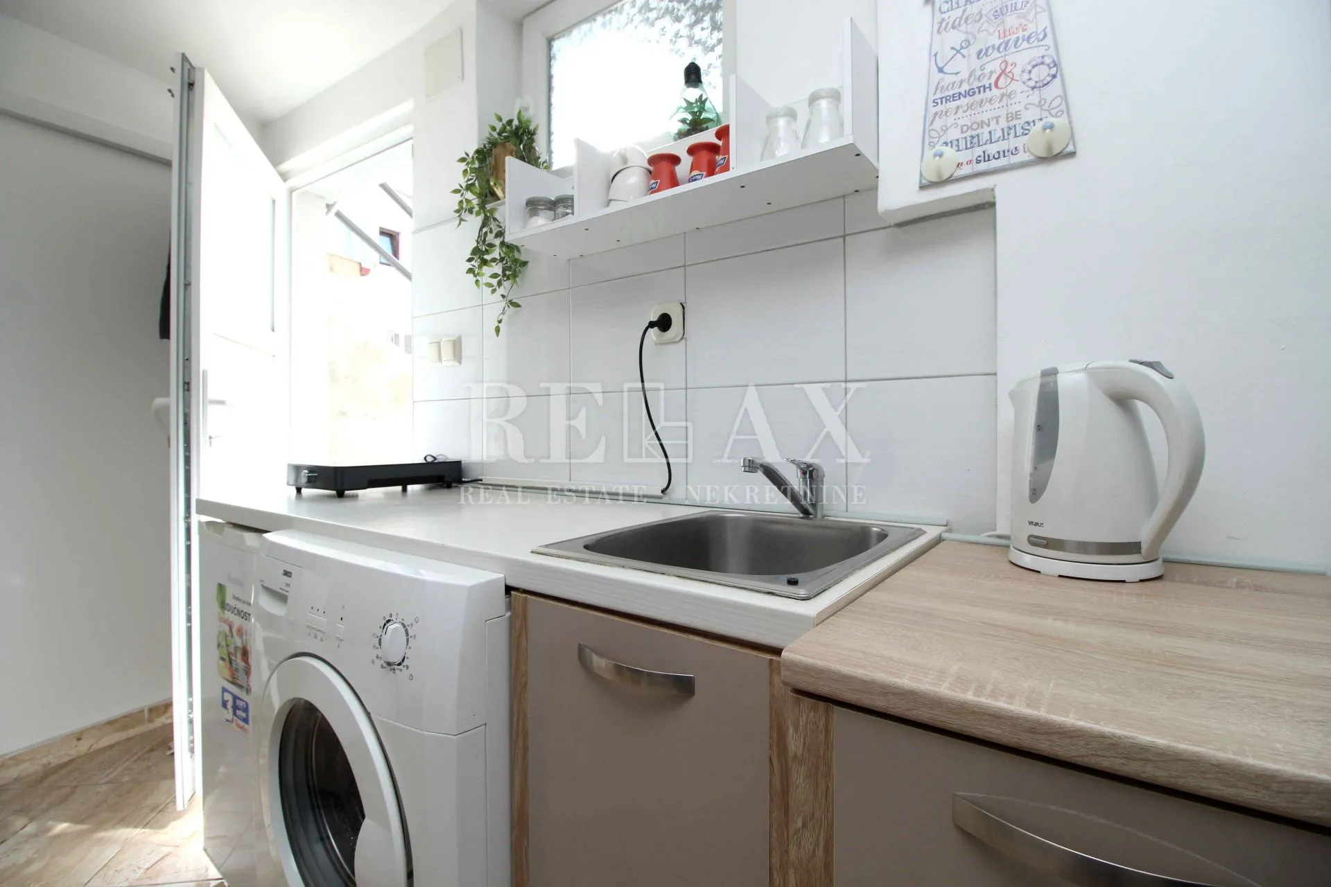 crikvenica - etaža sa tri apartmana u centru grada - slika 20