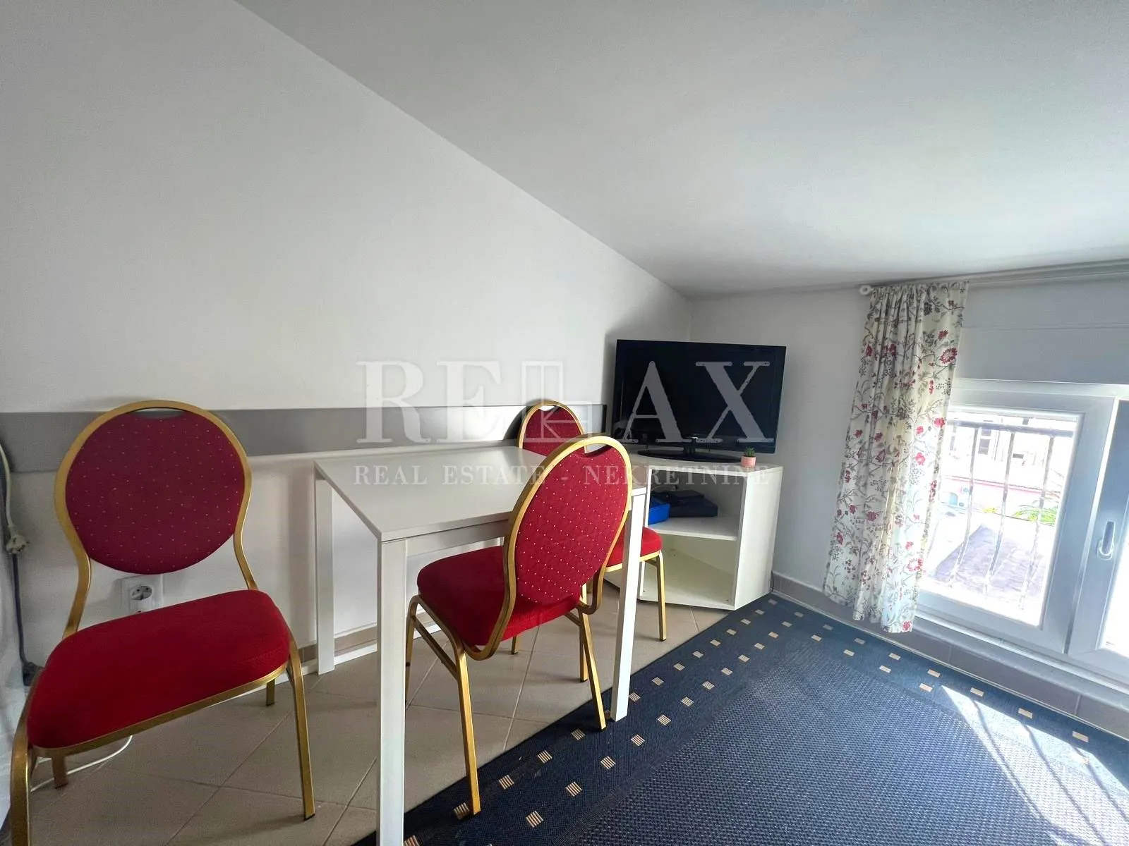 crikvenica - etaža sa tri apartmana u centru grada - slika 13