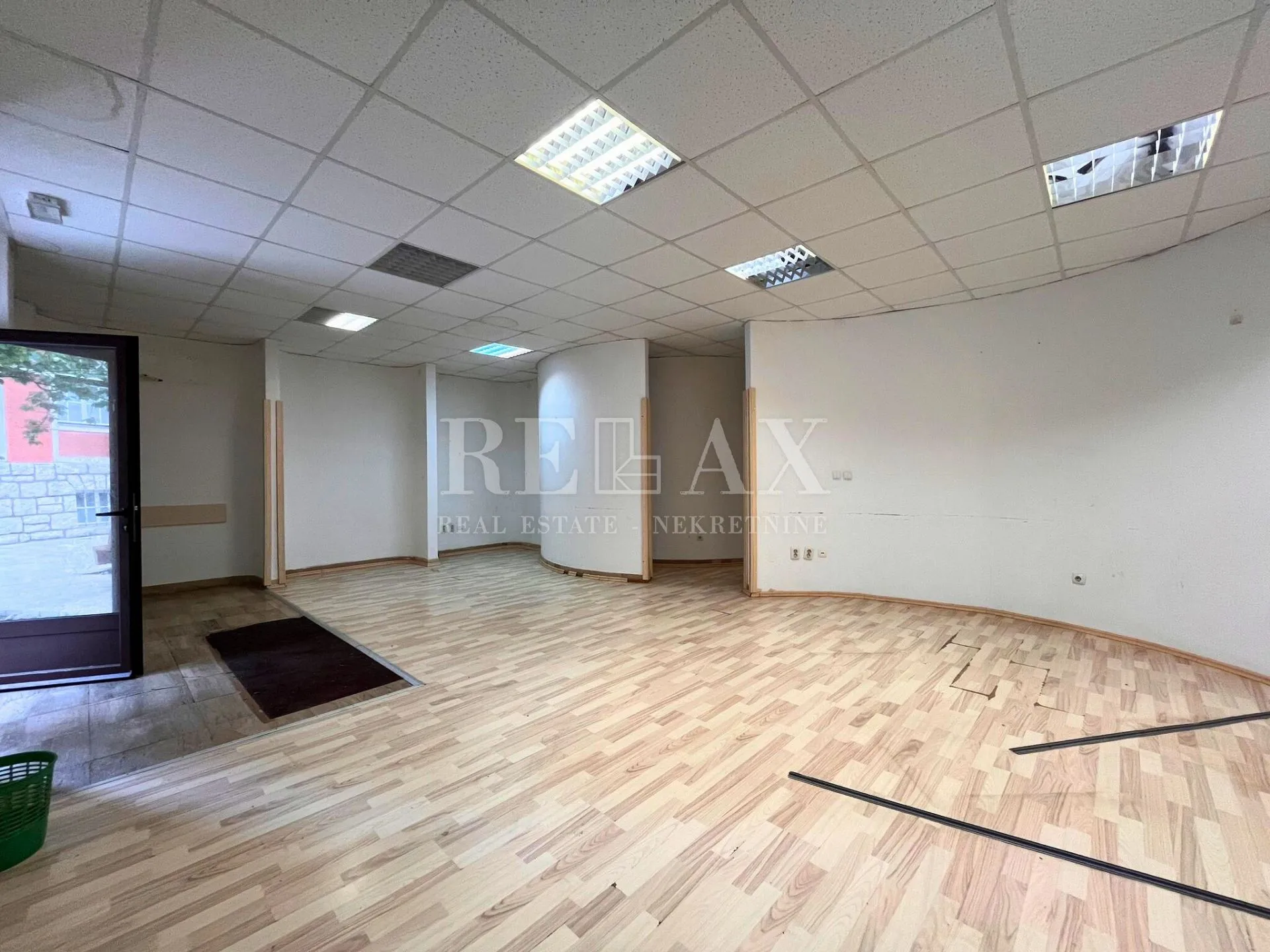 crikvenica - prostrani poslovni prostor u centru - slika 2