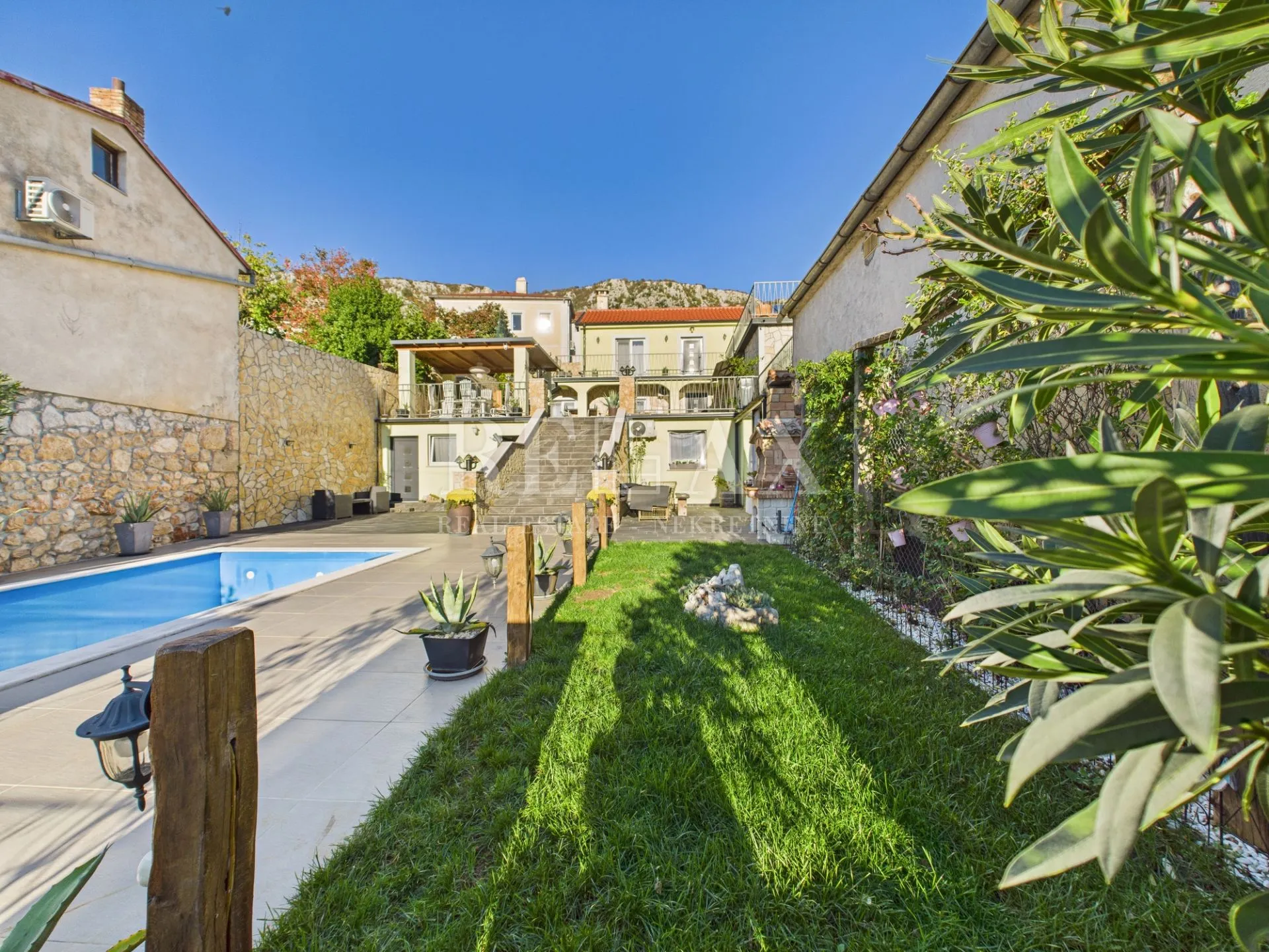 bribir - kuća s bazenom i tri apartmana - slika 8