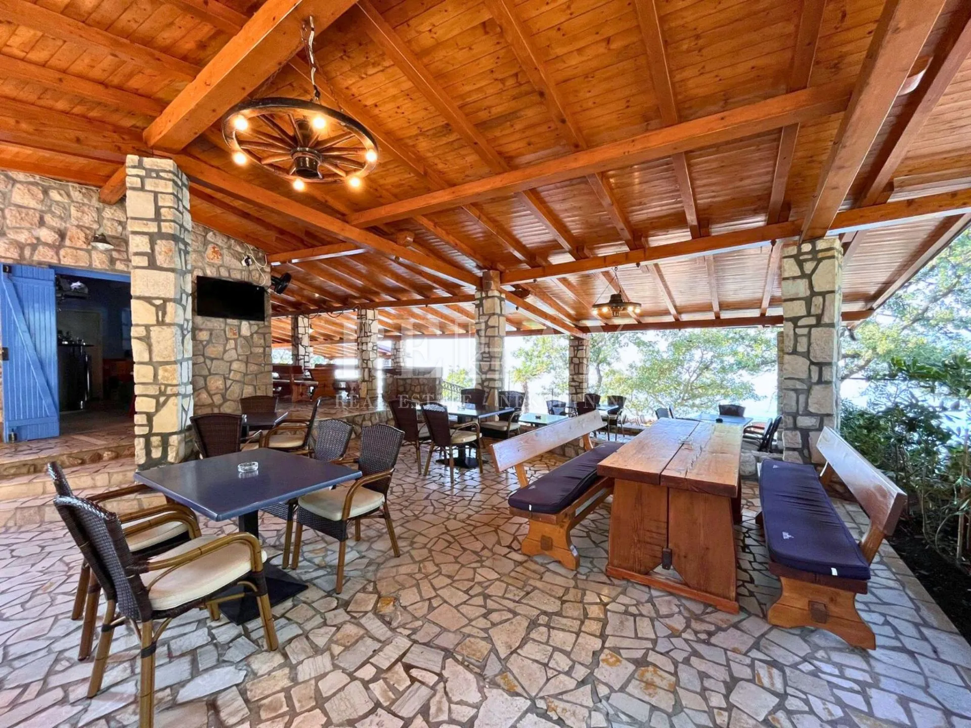 novi vinodolski - restoran u prvom redu do mora - slika 20