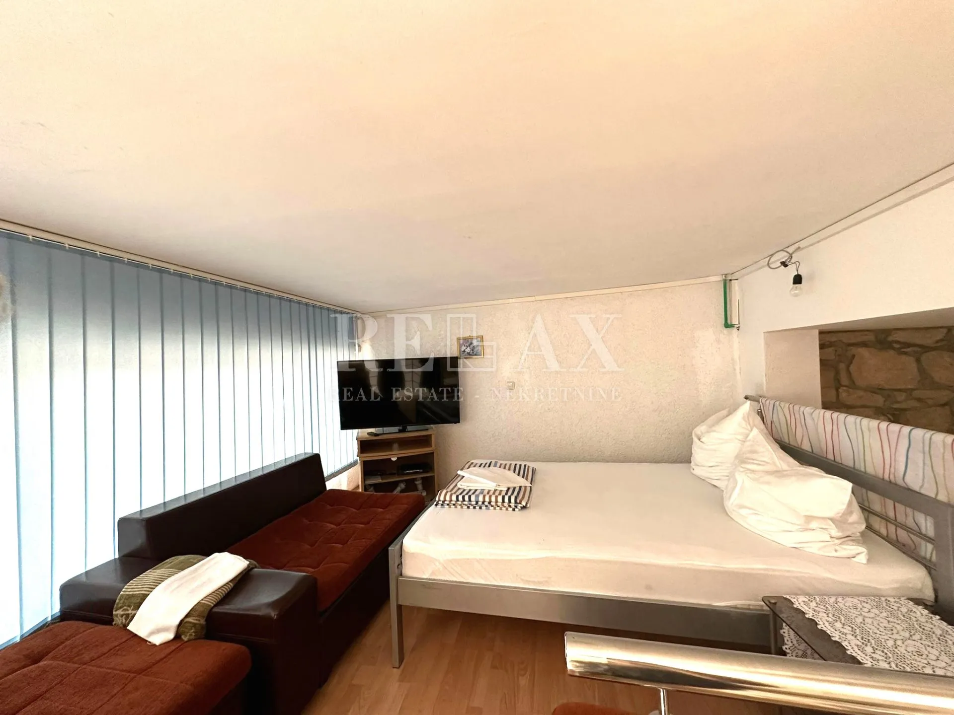 crikvenica- kuća u širem centru sa 7 apartmana - slika 15