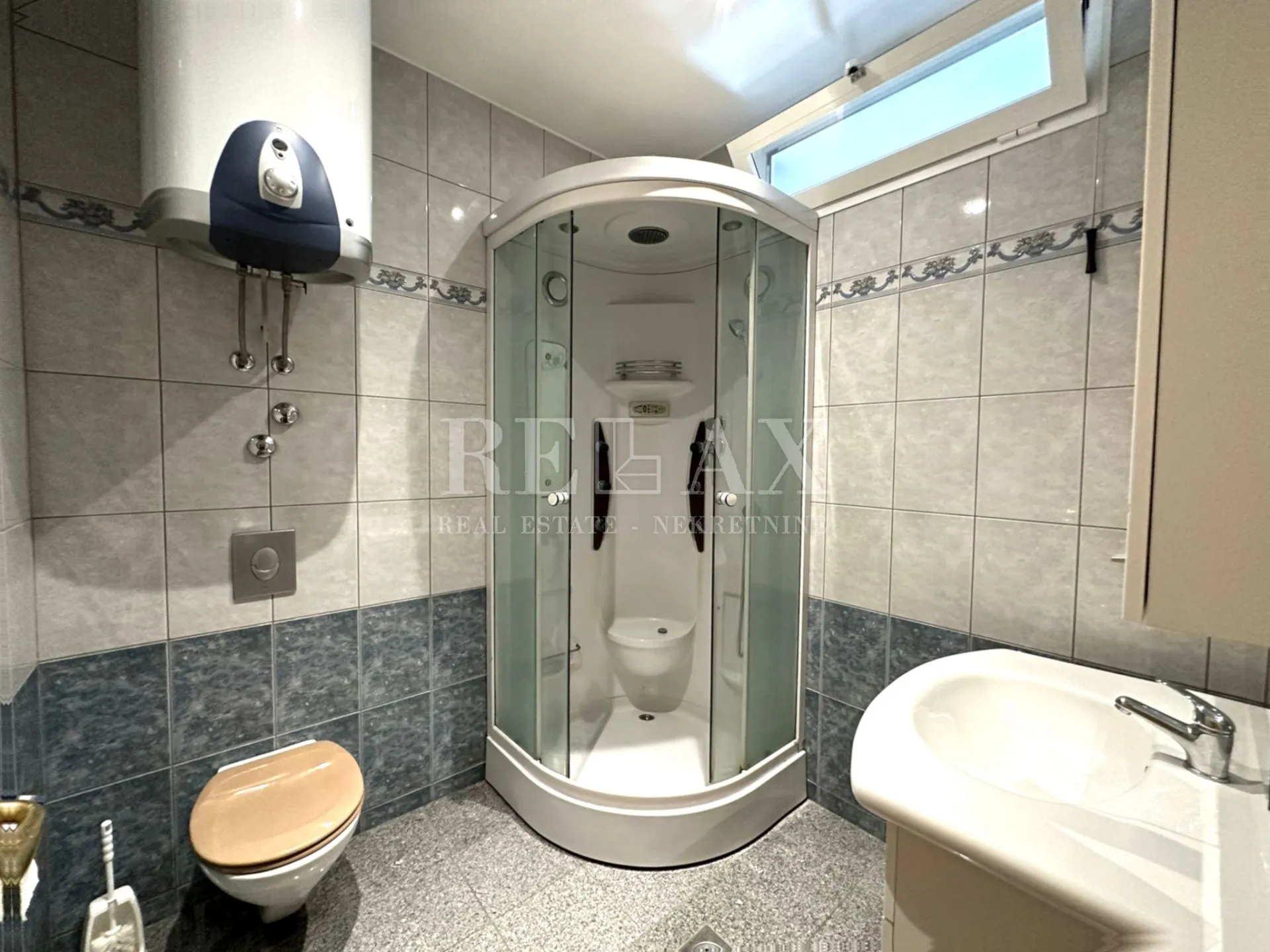 crikvenica- kuća u širem centru sa 7 apartmana - slika 16