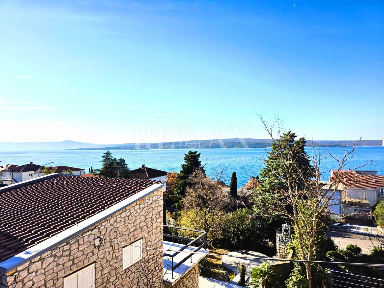 Crikvenica - kuća s 2 stana, 180 m od plaže