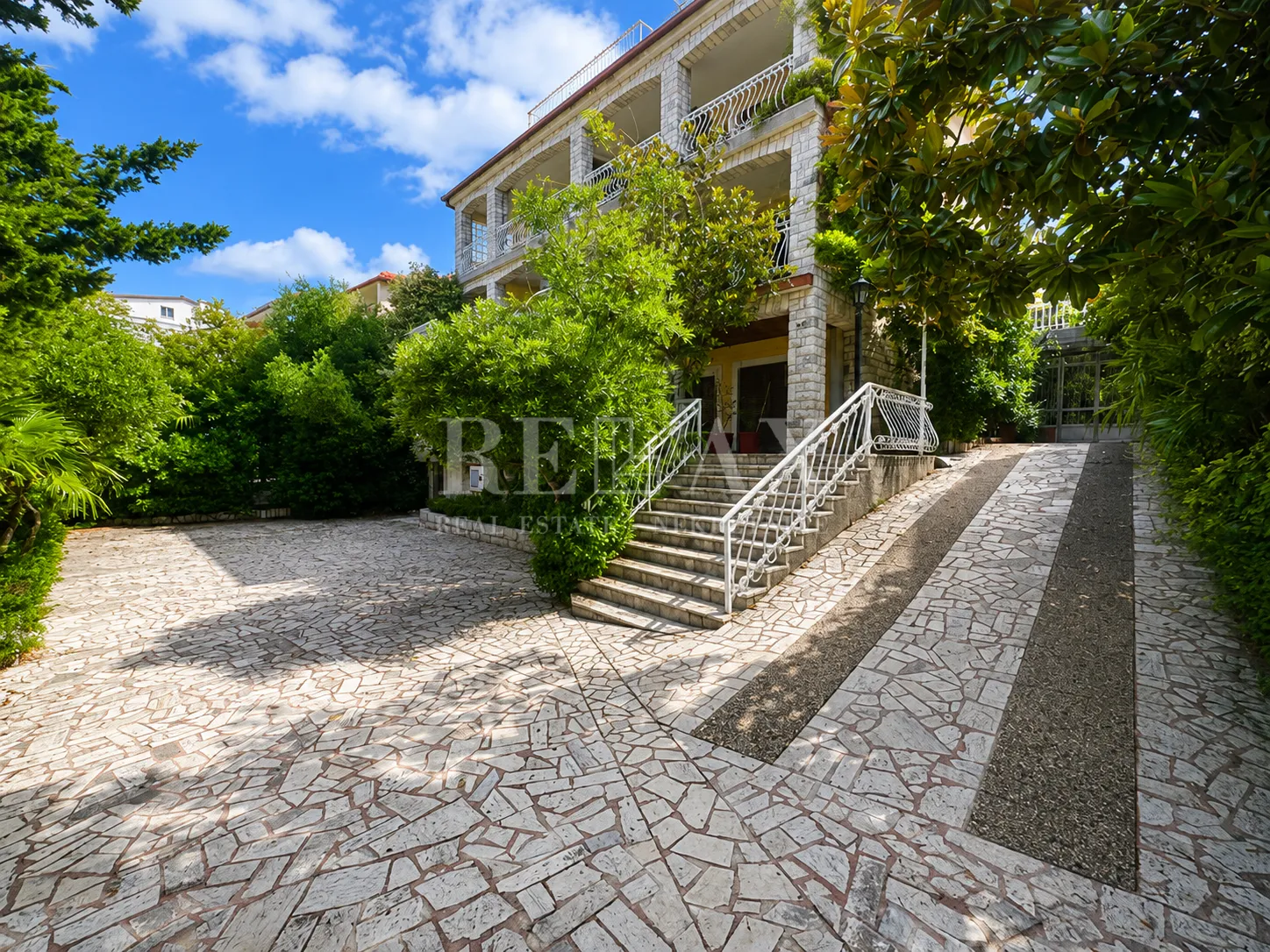 crikvenica - apartmanska kuća na odličnoj lokaciji - slika 2