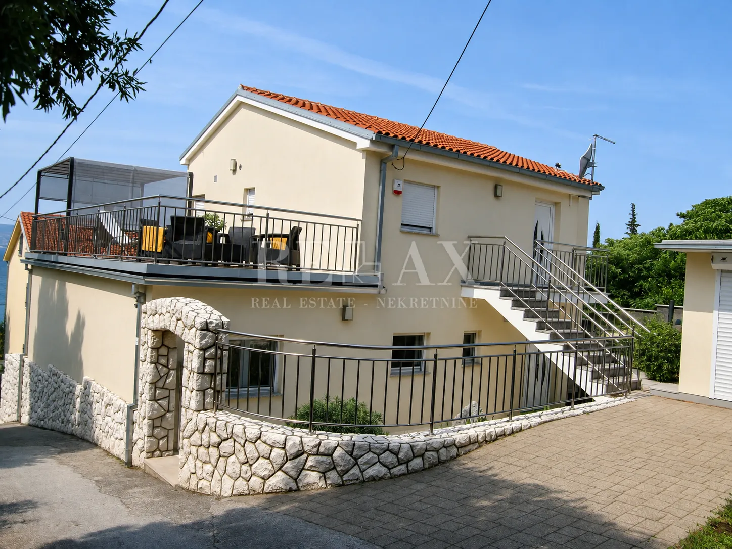 novi vinodolski - ekskluzivna apartmanska kuća, 50 m od mora - slika 1