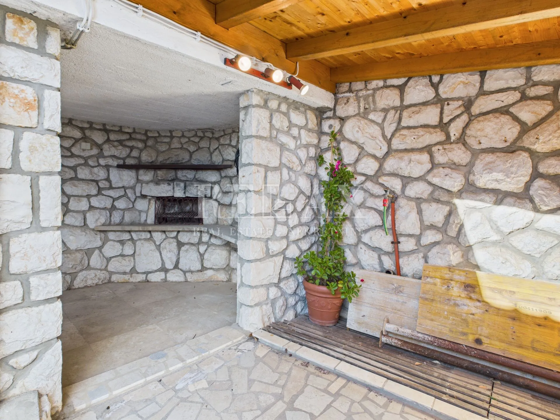 novi vinodolski - kuća u drugom redu do mora - slika 4