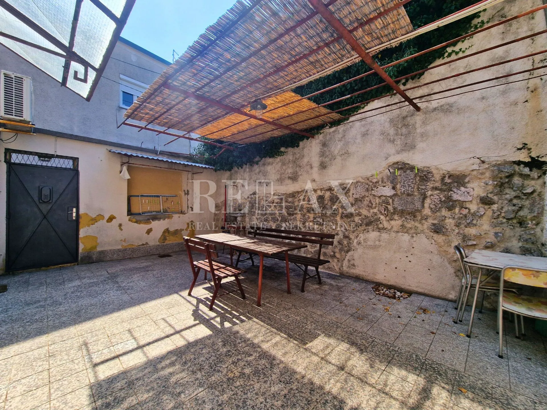 novi vinodolski - kuća s okućnicom u centru - slika 3