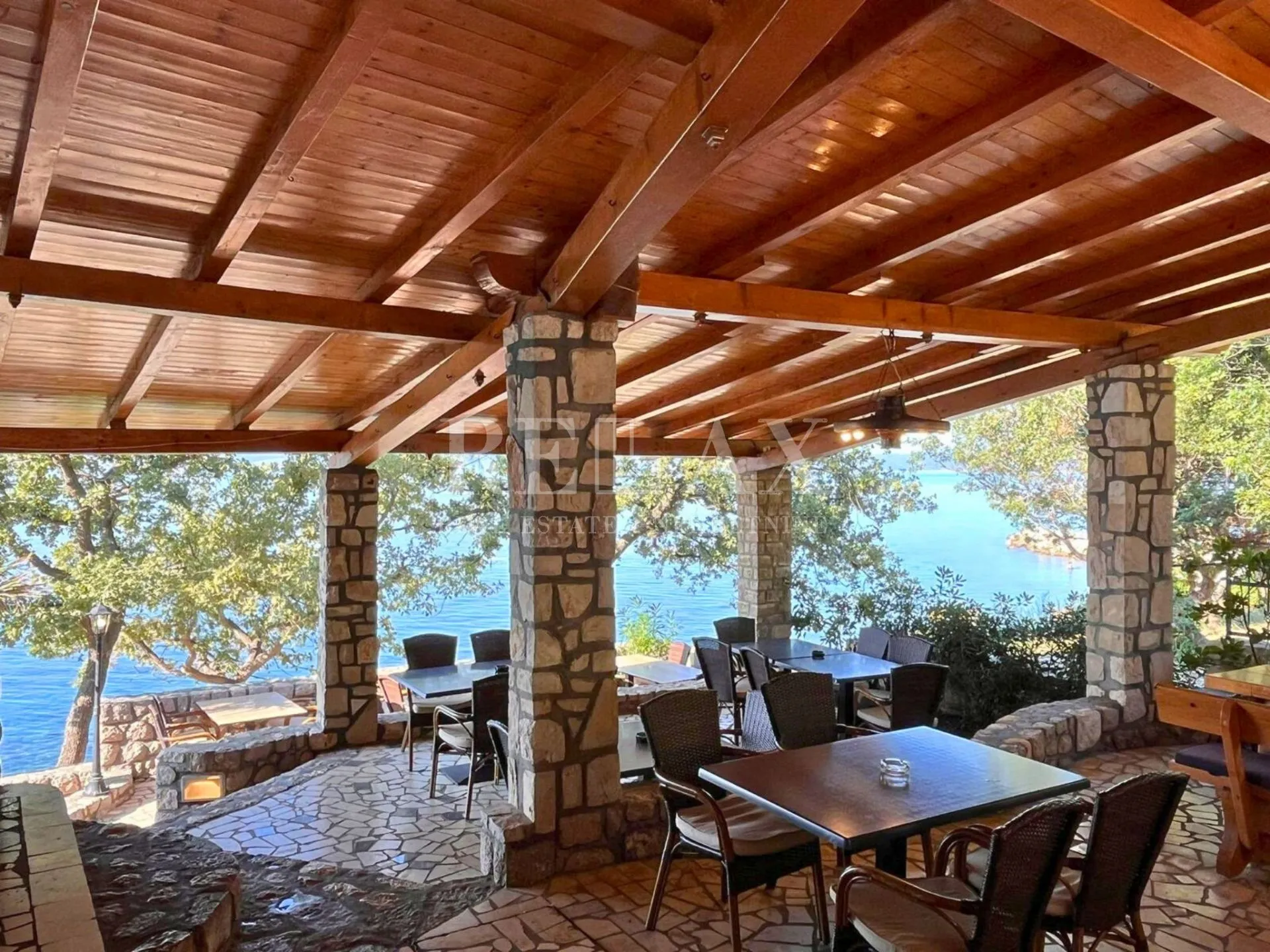 novi vinodolski - restoran u prvom redu do mora - slika 19