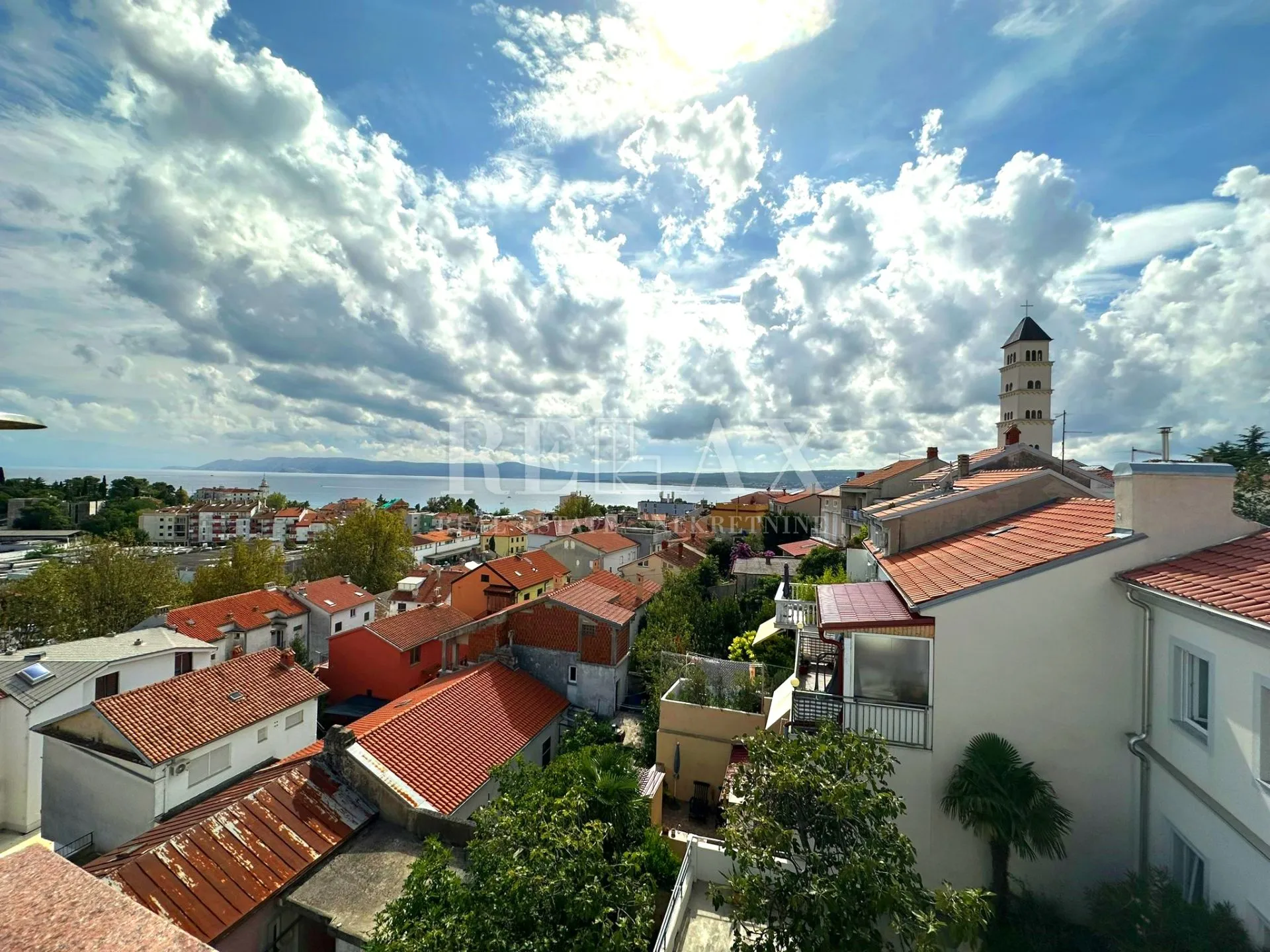 crikvenica- kuća u širem centru sa 7 apartmana - slika 2