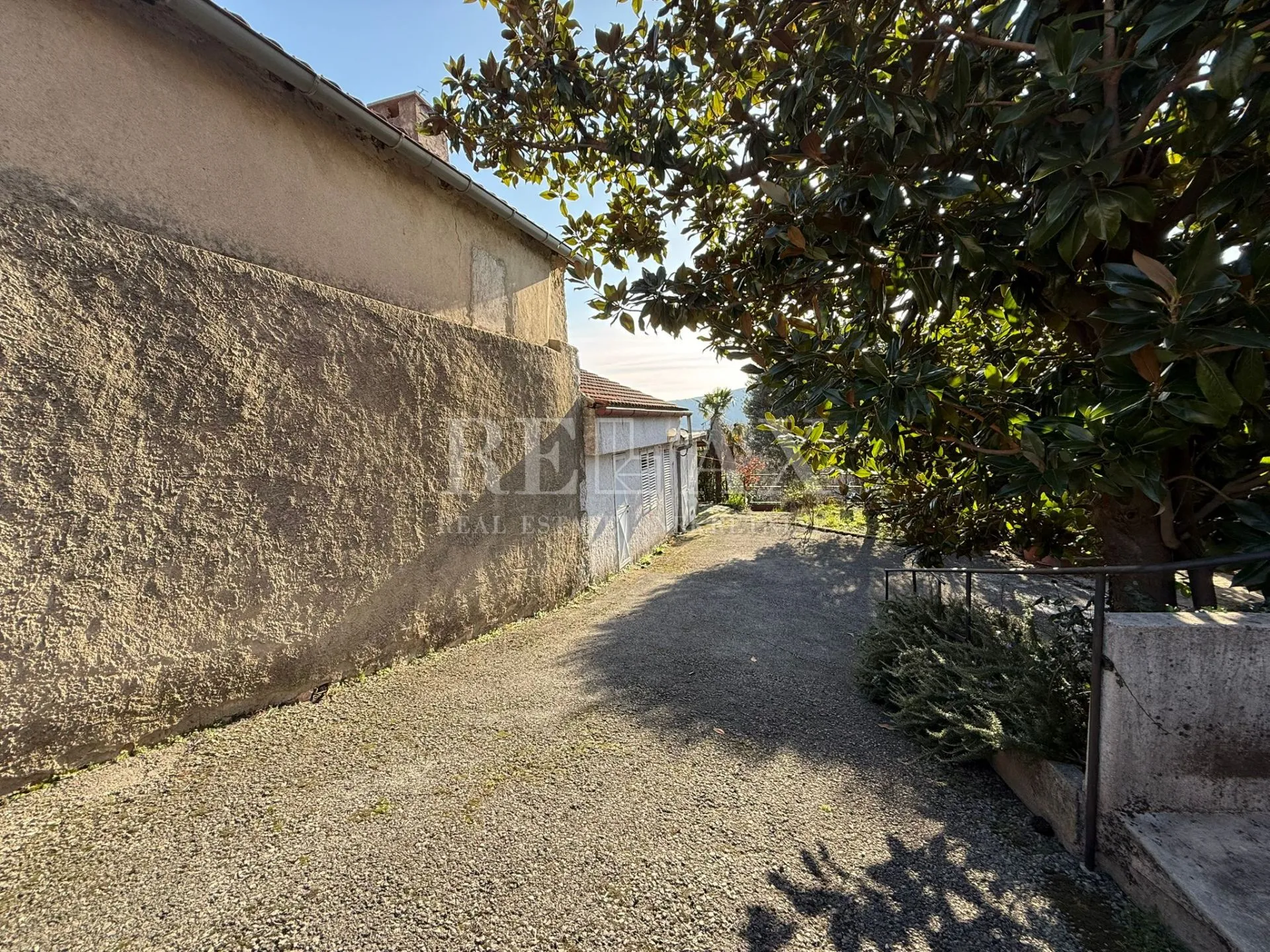 bribir - kuća s dva odvojena stana i vrtom - slika 18