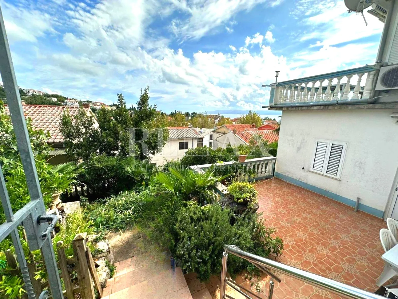 crikvenica- kuća u širem centru sa 7 apartmana - slika 4