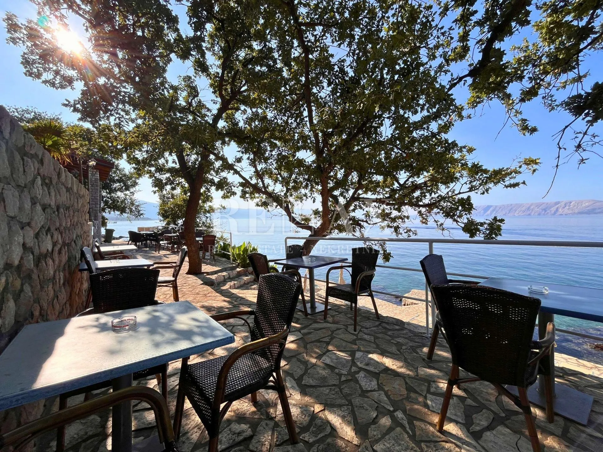 novi vinodolski - restoran u prvom redu do mora - slika 11