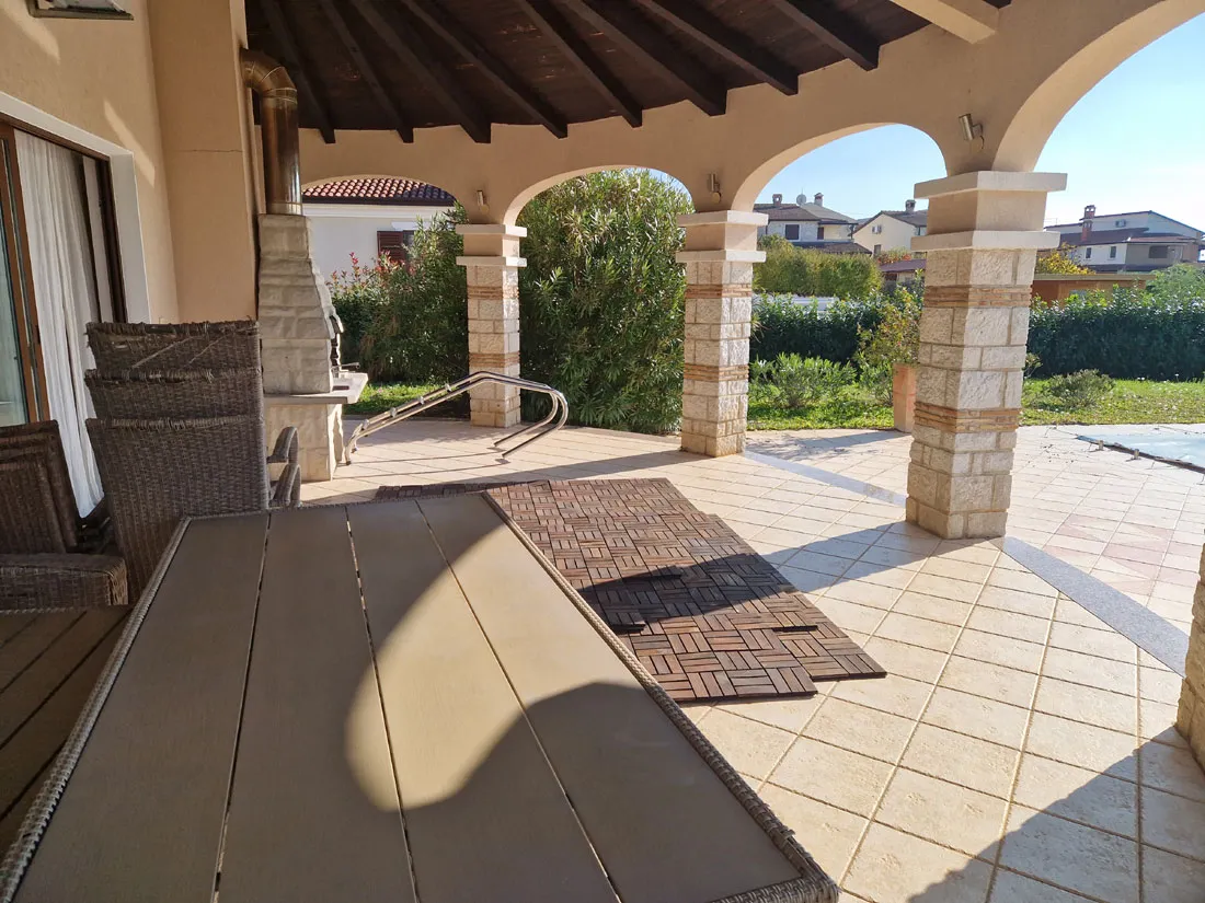 prodaja, prizemnica sa tri spavaće sobe i bazenom u okolici poreča - slika 6