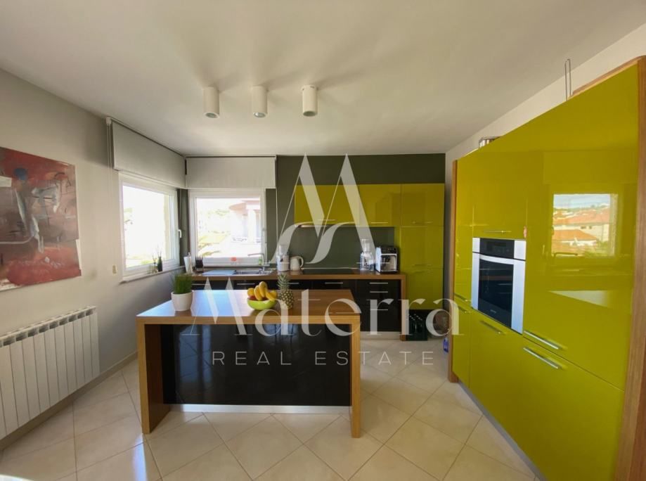 vodice, stan 81,85m2 sa 3 spavaće sobe, 1. kat, blizina centra - slika 2