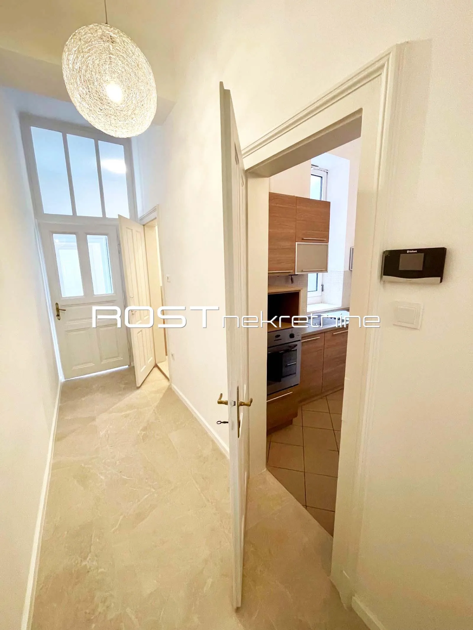 centar - trg petra svačića - 97 m2, 4-sobni + balkon - sve novo - slika 4