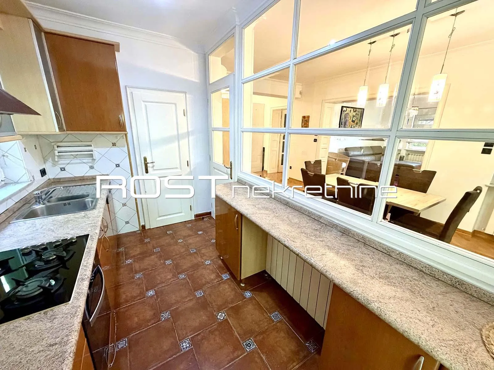 britanski trg - goljak - 120 m2, 3-sobni + terasa + vrt + garaža - slika 8