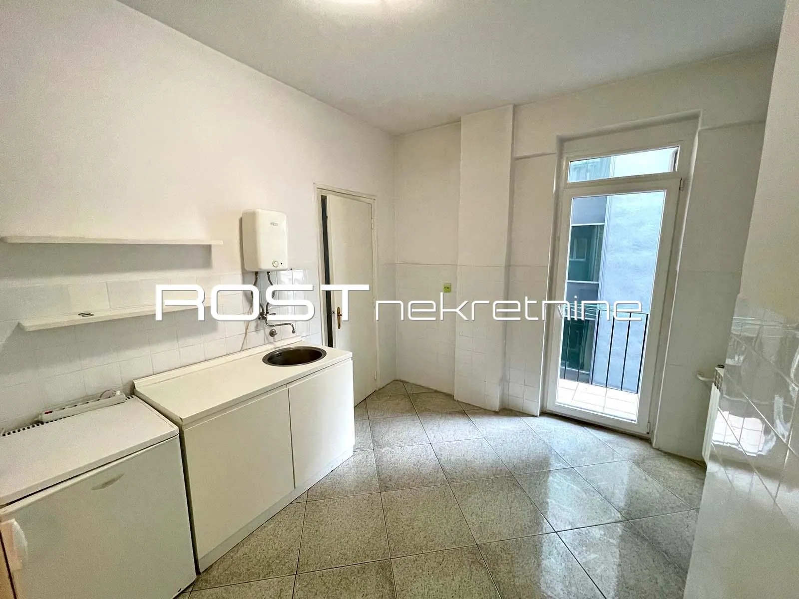 trg bana jelačića - 100 m2, 4-sobni + balkon - nenamješteni ured - slika 19