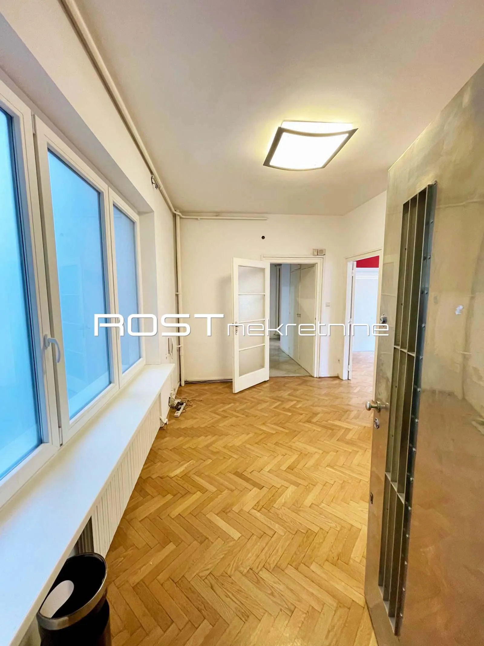 trg bana jelačića - 100 m2, 4-sobni + balkon - nenamješteni ured - slika 2