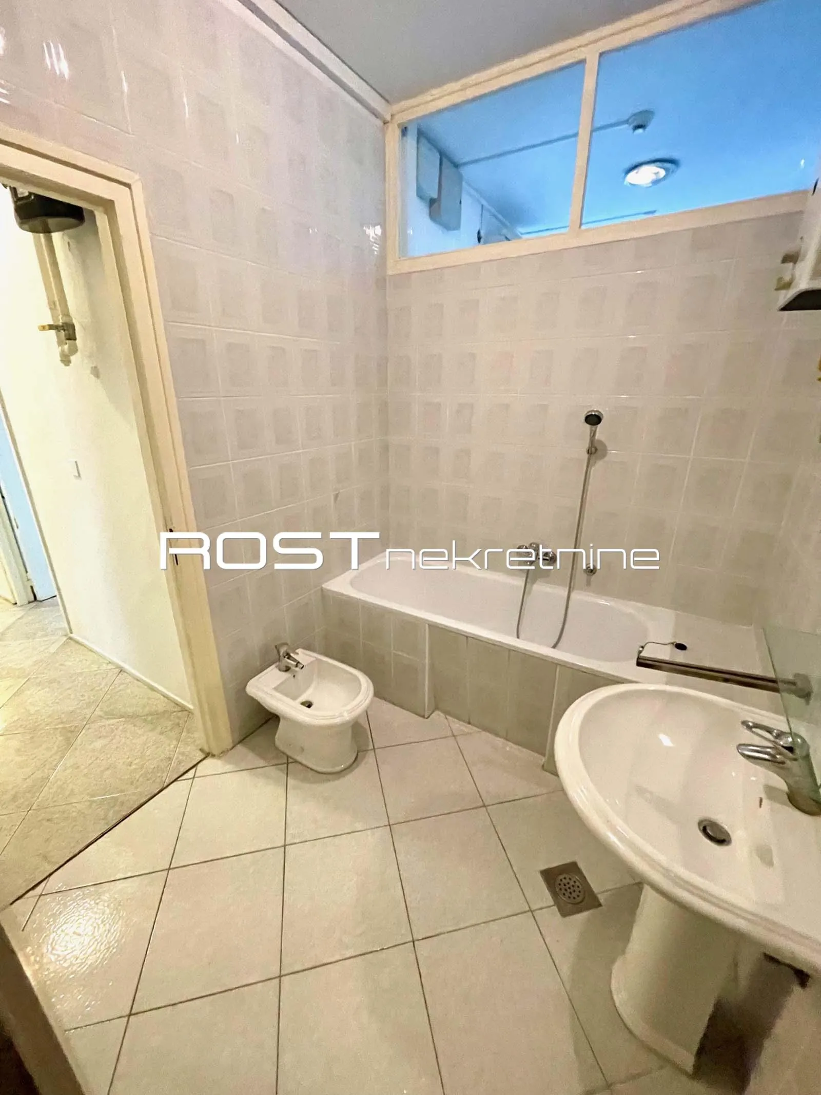 trg bana jelačića - 100 m2, 4-sobni + balkon - nenamješteni ured - slika 22