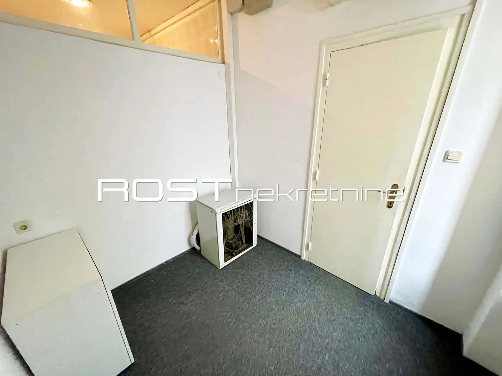 trg bana jelačića - 100 m2, 4-sobni + balkon - nenamješteni ured - slika 18