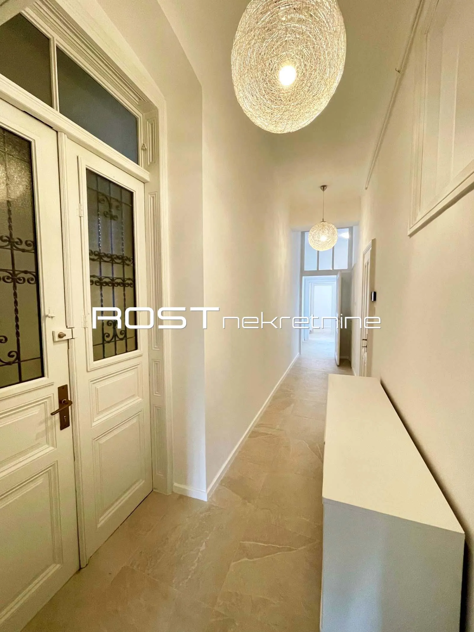 centar - trg petra svačića - 97 m2, 4-sobni + balkon - sve novo - slika 2